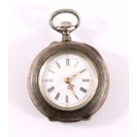 Silberne Damentaschenuhr um 1900Weißes Emaillezifferblatt mit römischen Ziffern, imUhrendeckel