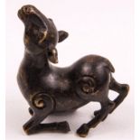 Bronze-Skulptur, China wohl Tang DinastyRehkitz, verlorene Form, schöne Patina, ca. H-6, B-5