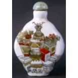 Snuff-Bootle aus Porzellan, China 19. Jh.auf der Vorderseite mit Bemalung von Vasen