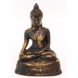 Shakyamuni Buddha, Tibet um 1900Bronze mit dunkler Patina, Buddha in typischererdeberührender