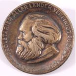 Silbermedaille mit Anstecknadelauf der Vorderseite mit Portrait und Spruch "Proletarieraller