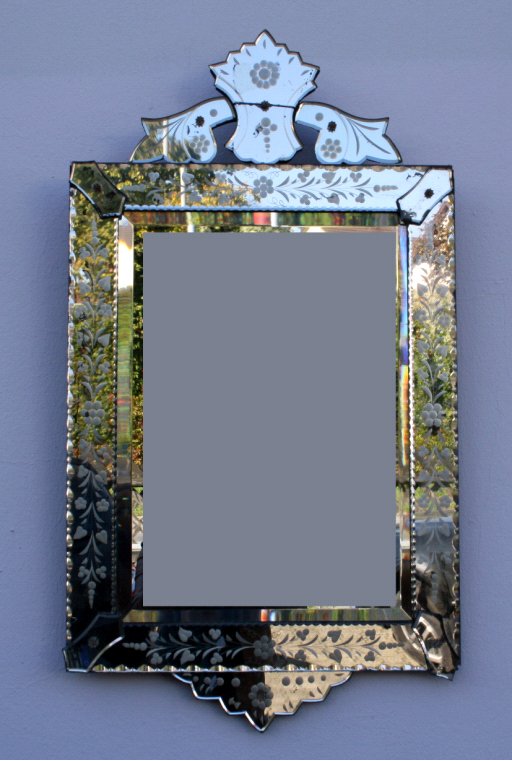 Venezianischer Spiegel um 1900Facettenschliff Spiegel, Glasrahmen mit floralemSchliffdekor, oberes