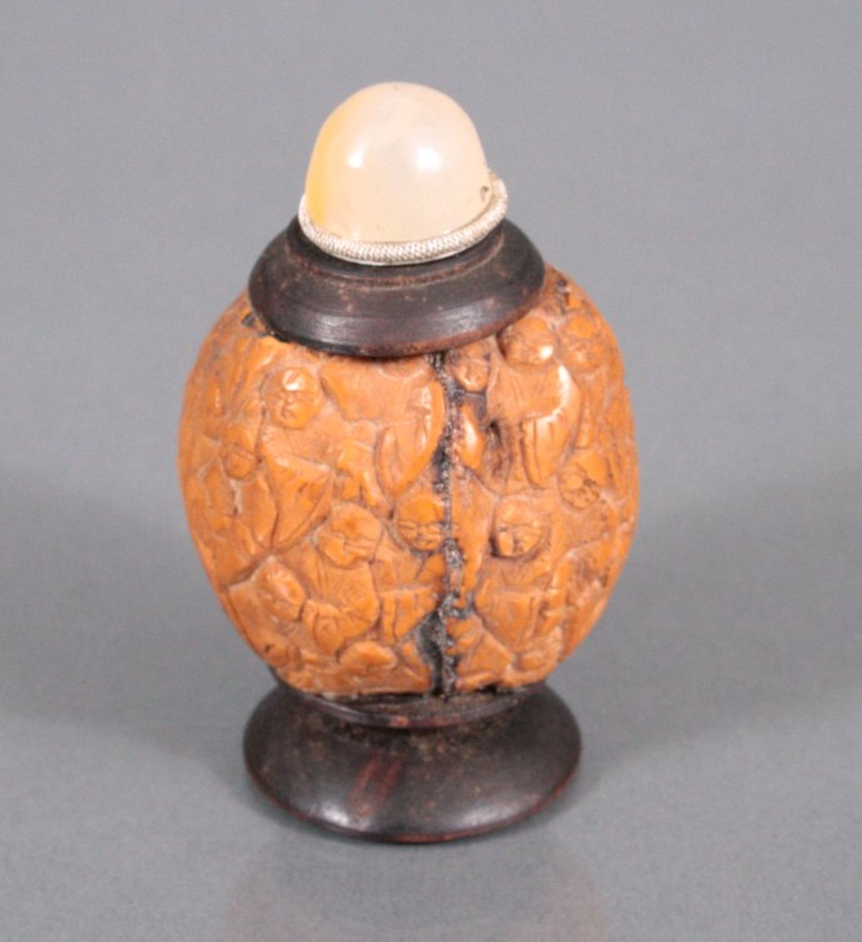 Snuff-Bottle, China um 1900Korpus aus geschnitzter Walnuss, Fuß und Kranz ausBuchsbaum,