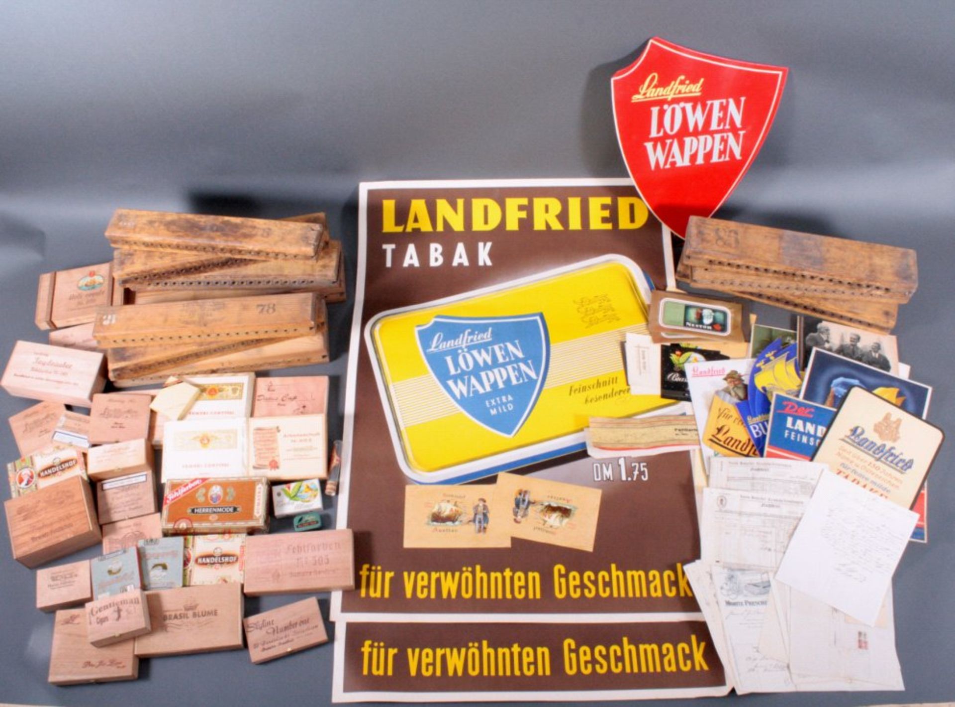 Konvolut von der Zigarrenfabrik Landfried in HeidelbergBestehend aus Zigarrenpressen, zwei