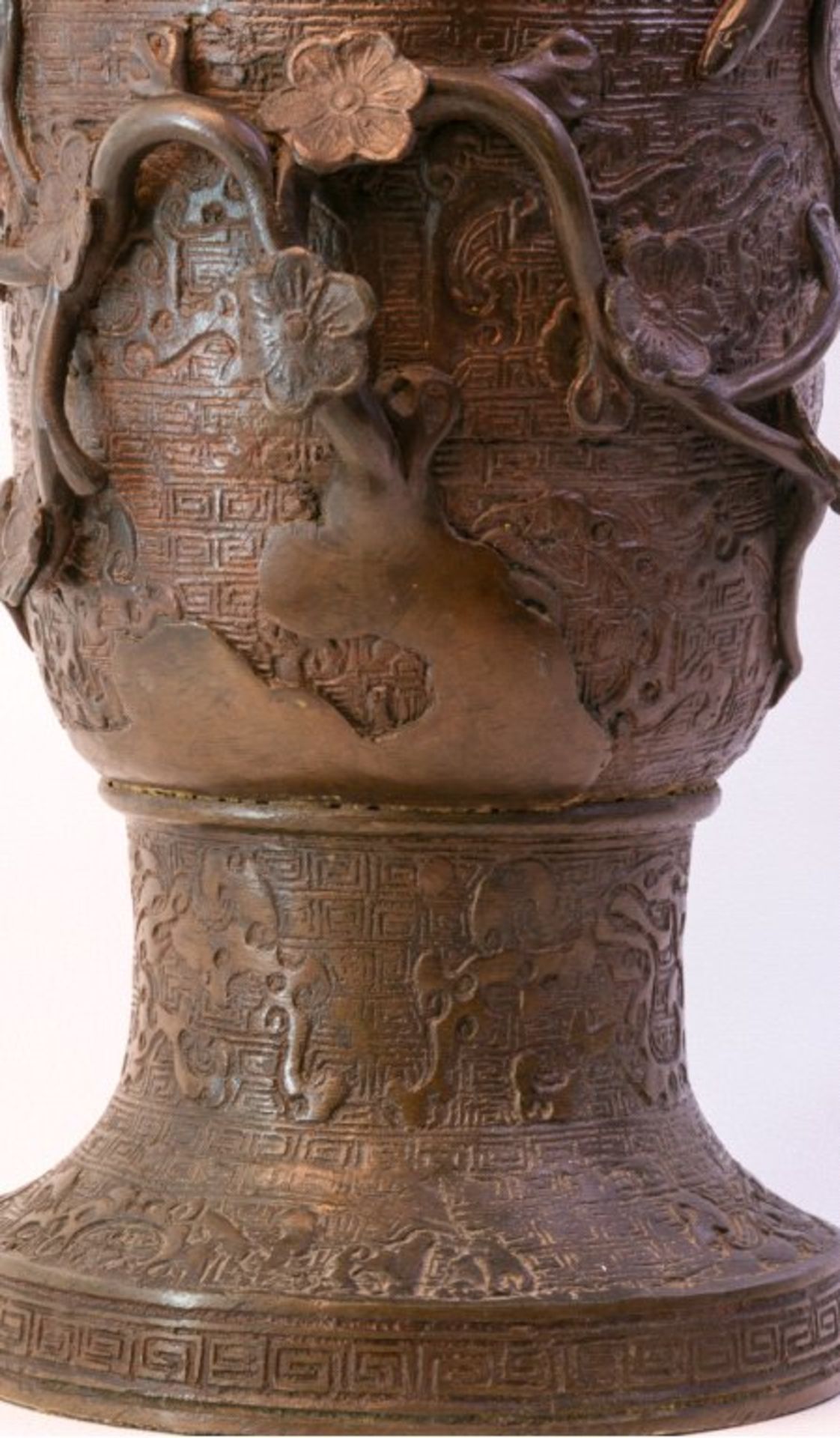 Bronzevase, China 18./19. Jh.umlaufend dekoriert von Blumenranken, Kürbis (Wunschgefäß), - Bild 4 aus 5