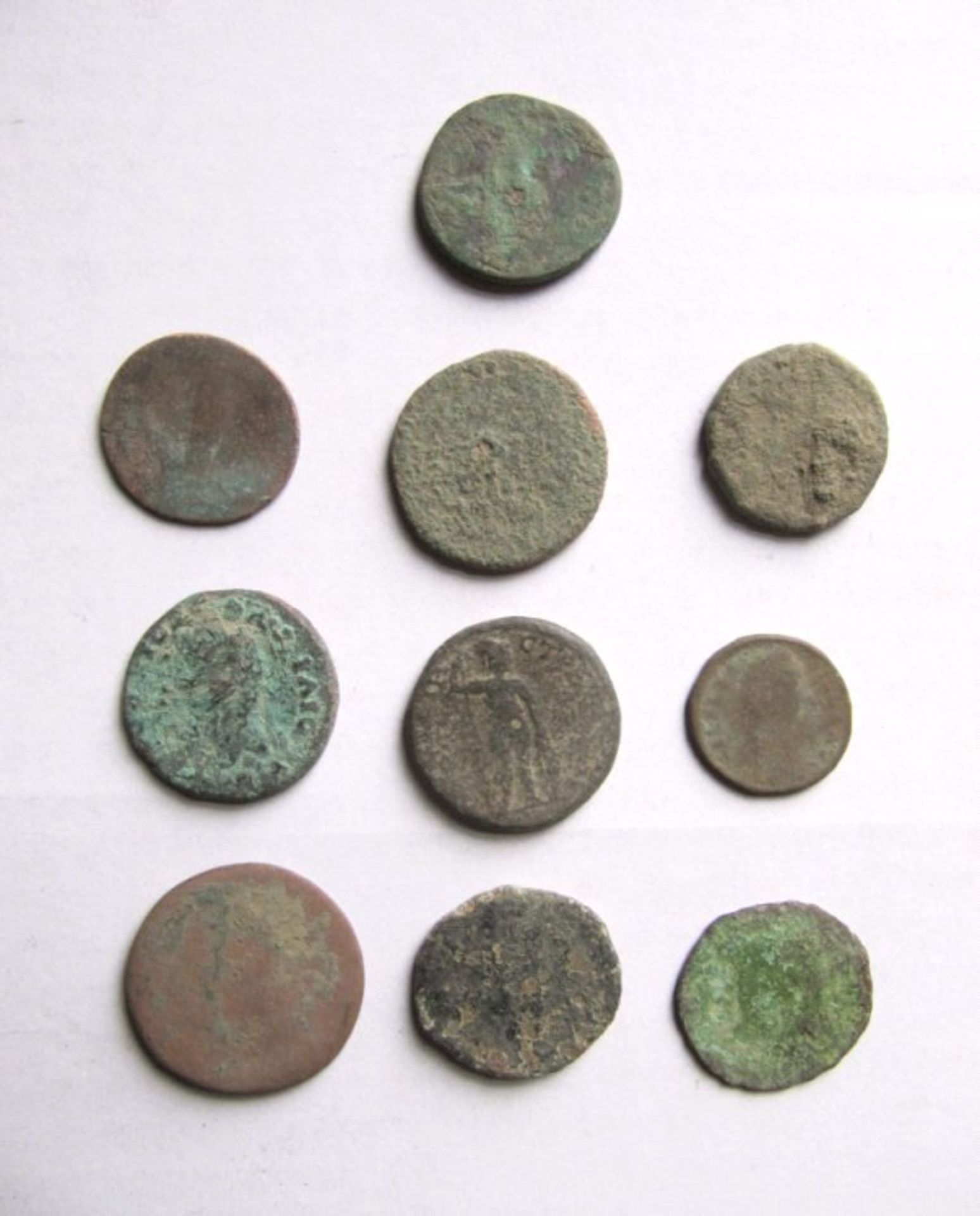 9 römische GroßbronzenFundzustand, ca. D 2,2 cm bis 3,0 cm