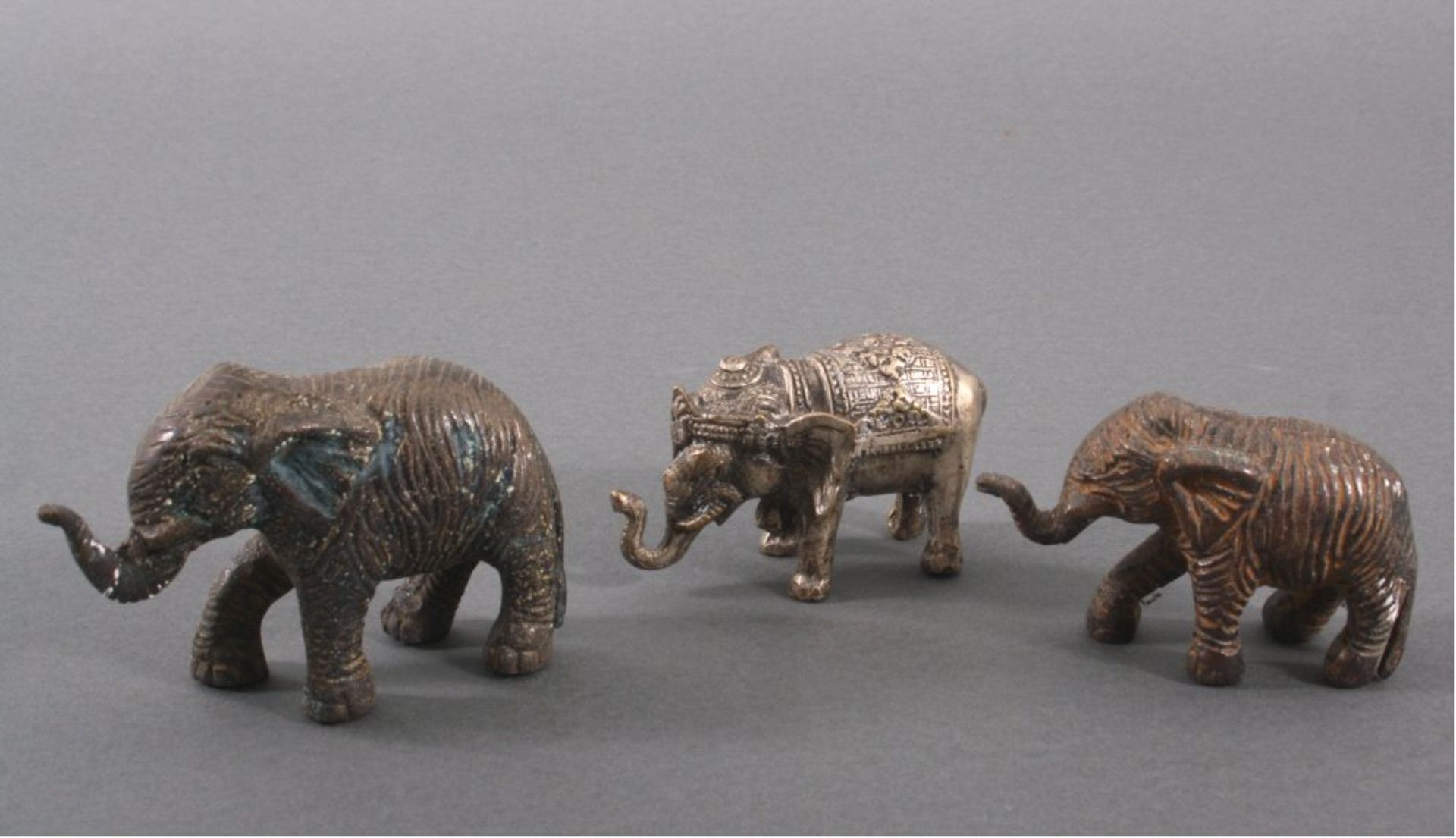 3 Bronzeelefanten aus Indien.Unterschiedliche Größen, schöne Patina, ca. Höhe 7 bis 9 cm,Länge 11-13