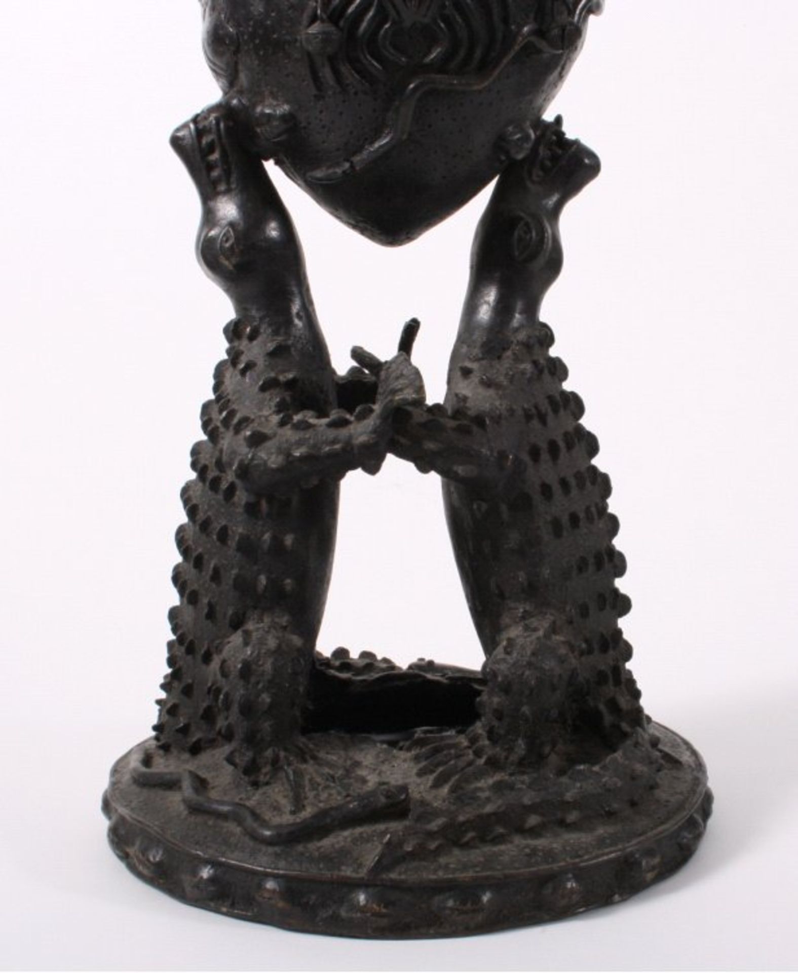 Ritualgefäß, Benin, Nigeria Anfang 20. Jh.Rundes Gefäß mit Deckel, Wandung verziert mit Schlange, - Bild 3 aus 12