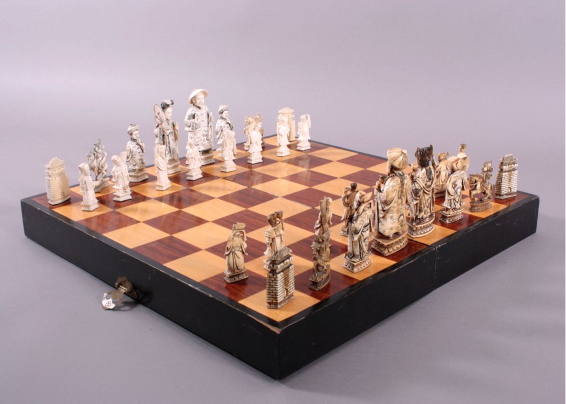 Schachspiel, China um 1900Elfenbein, meisterlich geschnitzt, besonders schöneSchachfiguren,