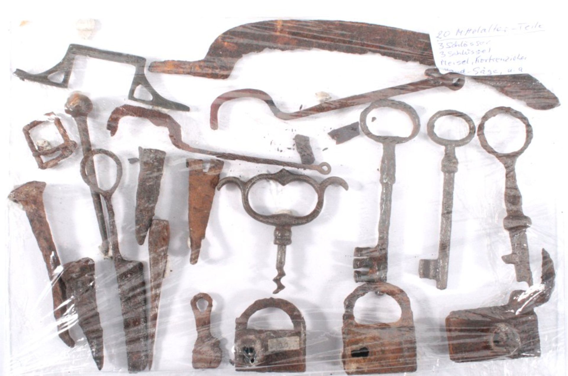 20 Teile aus dem Mittelalterverschiedene Formen (3x Schlösser, 3x Schlüssel, Meisel,Korkenzieher,