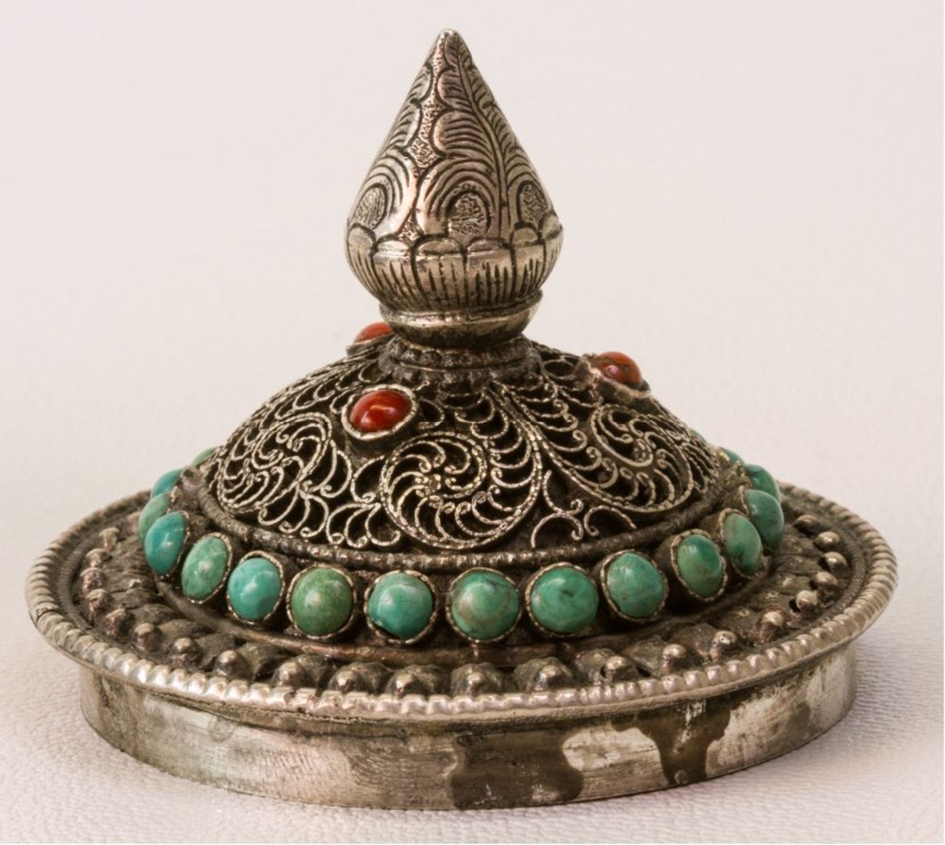 Tibet, Deckelgefäß aus SilberFiligran gearbeitet, verziert mit Türkisen, grüner Jade undroter - Image 4 of 5