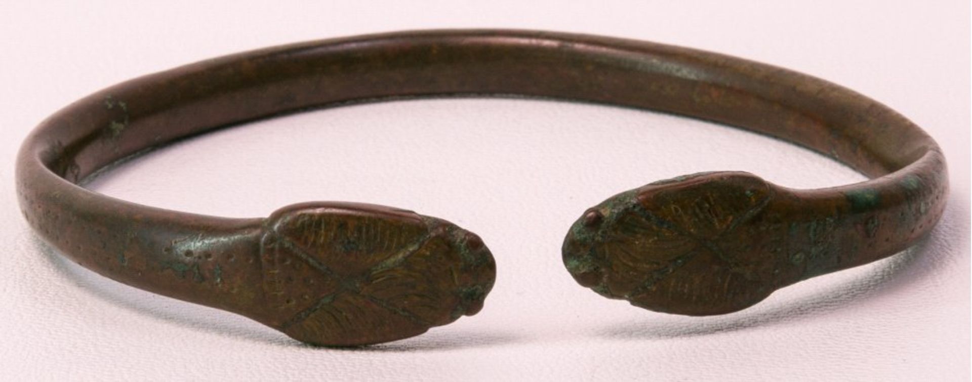 Armreif, Römisch/Keltisch ca. 300 v. Chr.Bronze, verziert mit 2 Kobraköpfen, schöne Patina, - Image 2 of 2