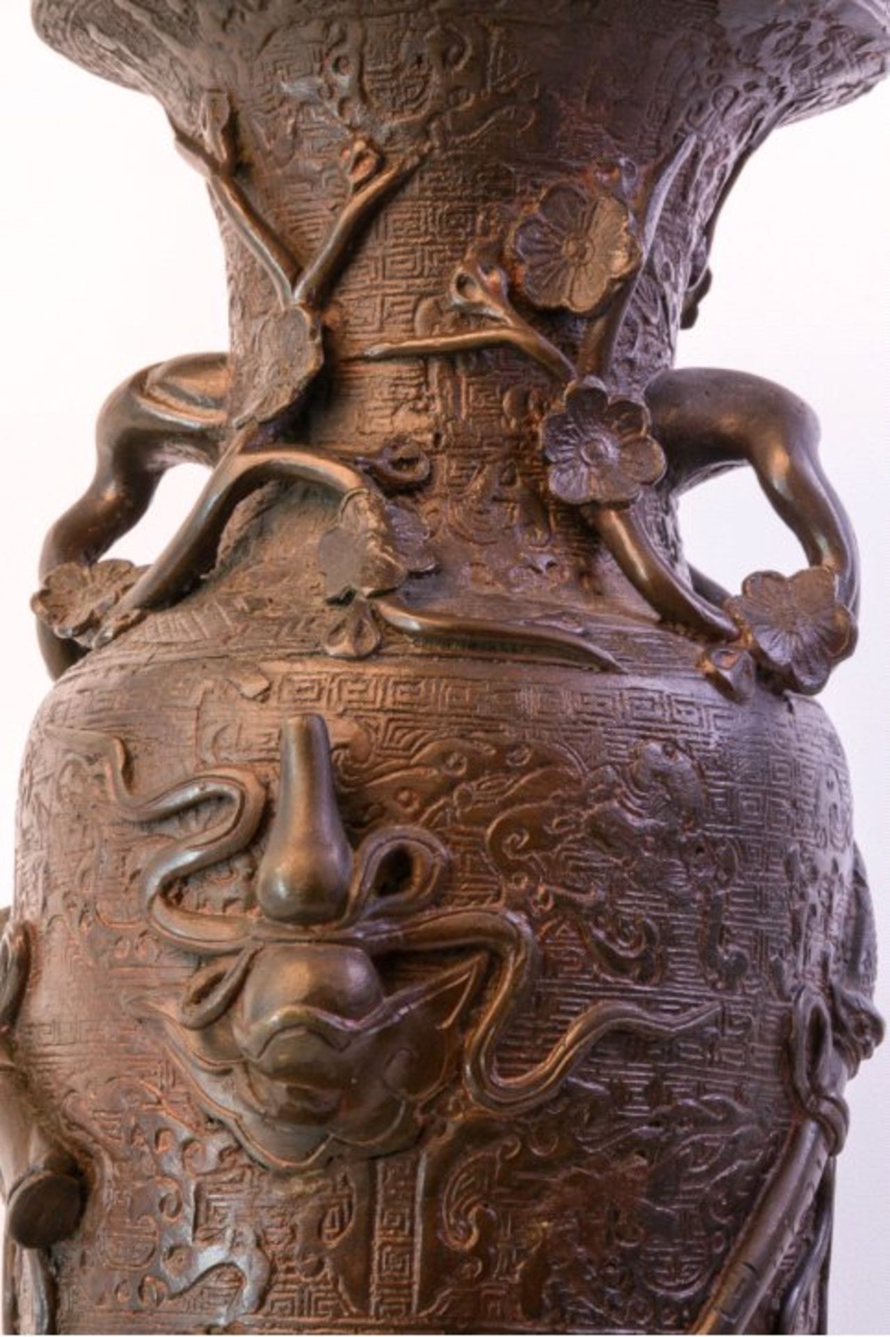 Bronzevase, China 18./19. Jh.umlaufend dekoriert von Blumenranken, Kürbis (Wunschgefäß), - Bild 2 aus 5