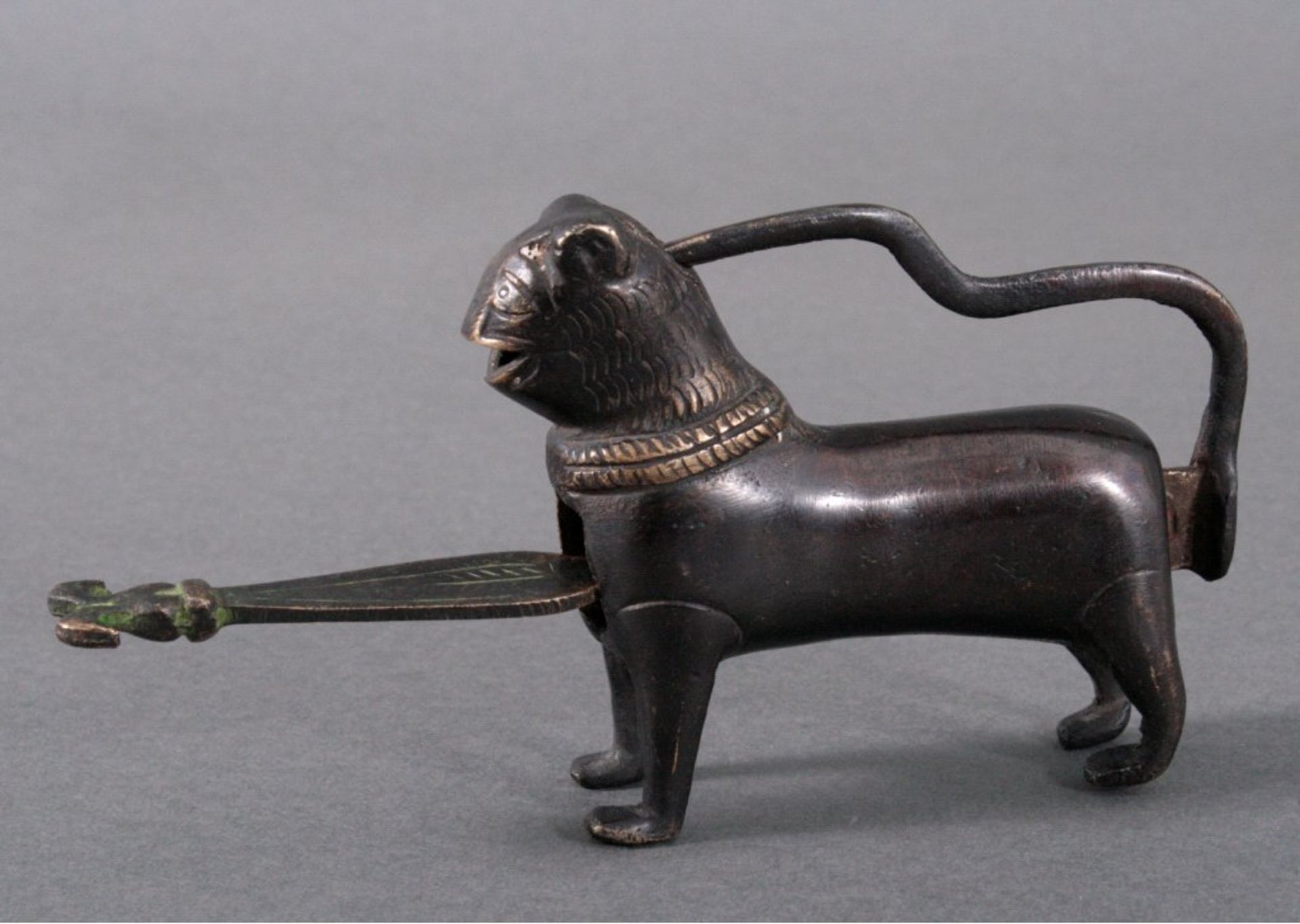 Bronze-Schloß, Persien 18./19. Jh.In Form eines Löwen, 3-teilig, schöne, dunkle Patina,perfekter - Bild 2 aus 2