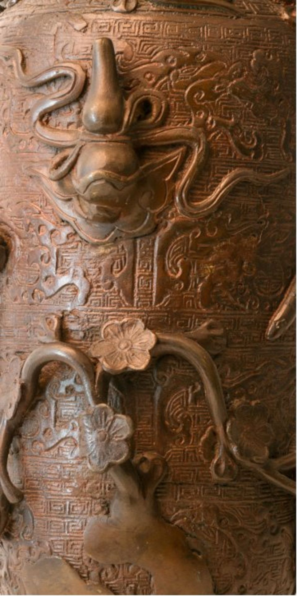 Bronzevase, China 18./19. Jh.umlaufend dekoriert von Blumenranken, Kürbis (Wunschgefäß), - Bild 3 aus 5