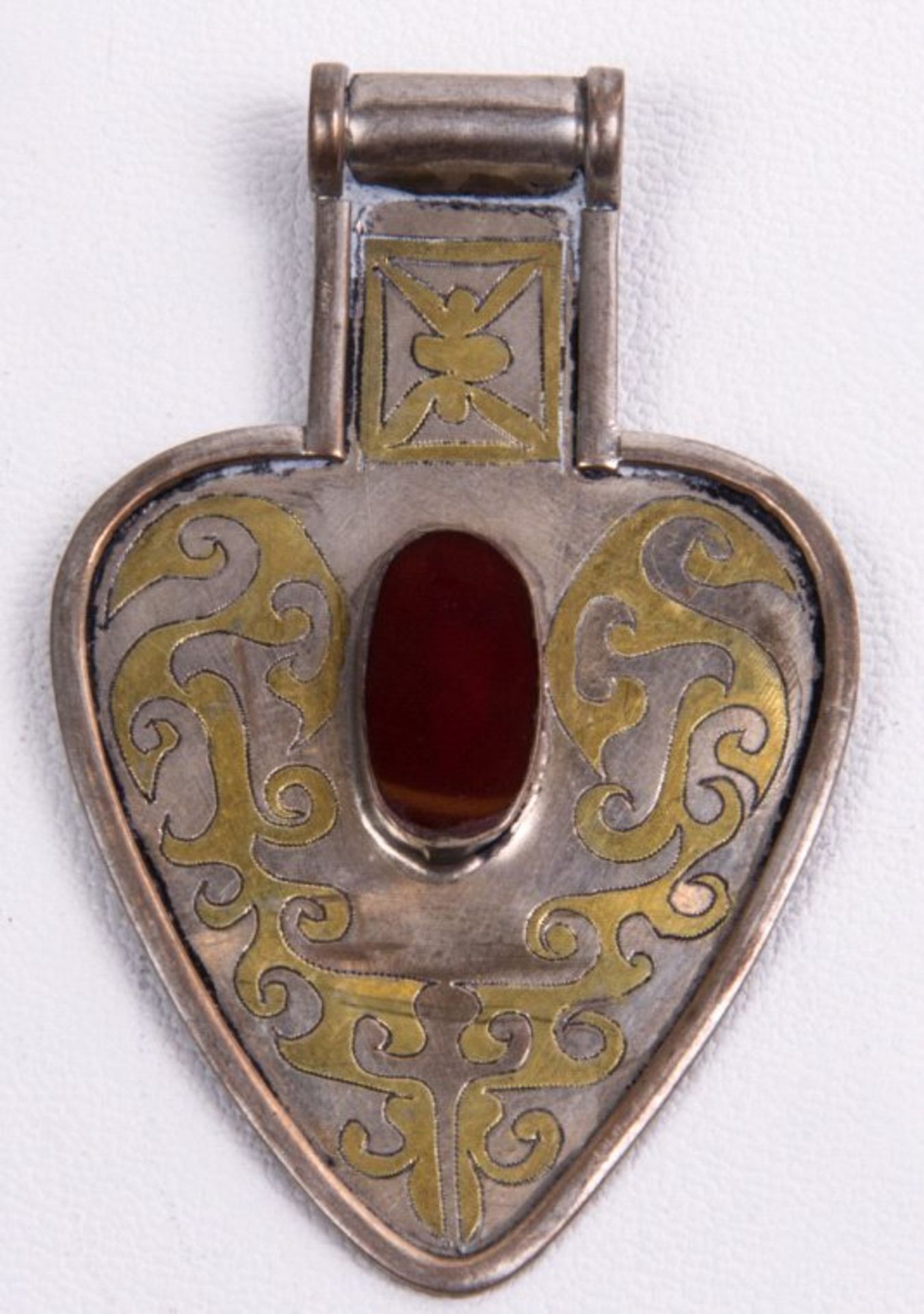 Türkmenischer Silberanhänger mit Karneolbesatz inHerzform, stellenweise feuervergoldet, ca. 7,5x4,