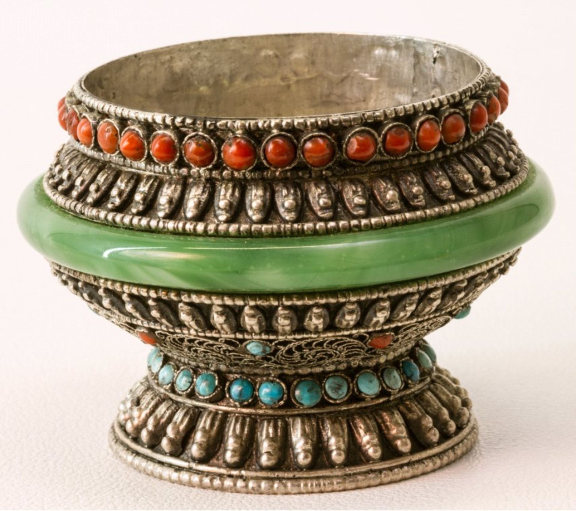 Tibet, Deckelgefäß aus SilberFiligran gearbeitet, verziert mit Türkisen, grüner Jade undroter - Image 5 of 5
