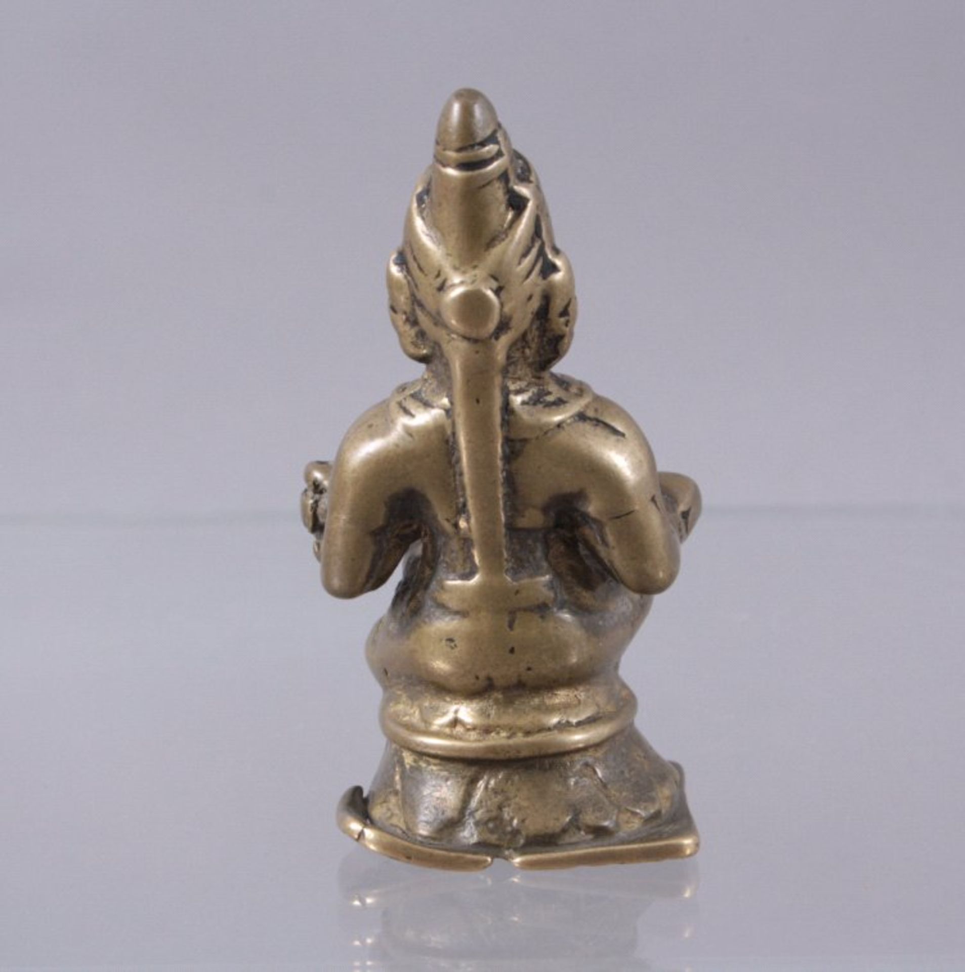 Bronzeskulptur, Indien 14./15. Jh.auf rundem Lotusthron sitzende Gottheit mit Zepter in derHand - Bild 2 aus 3