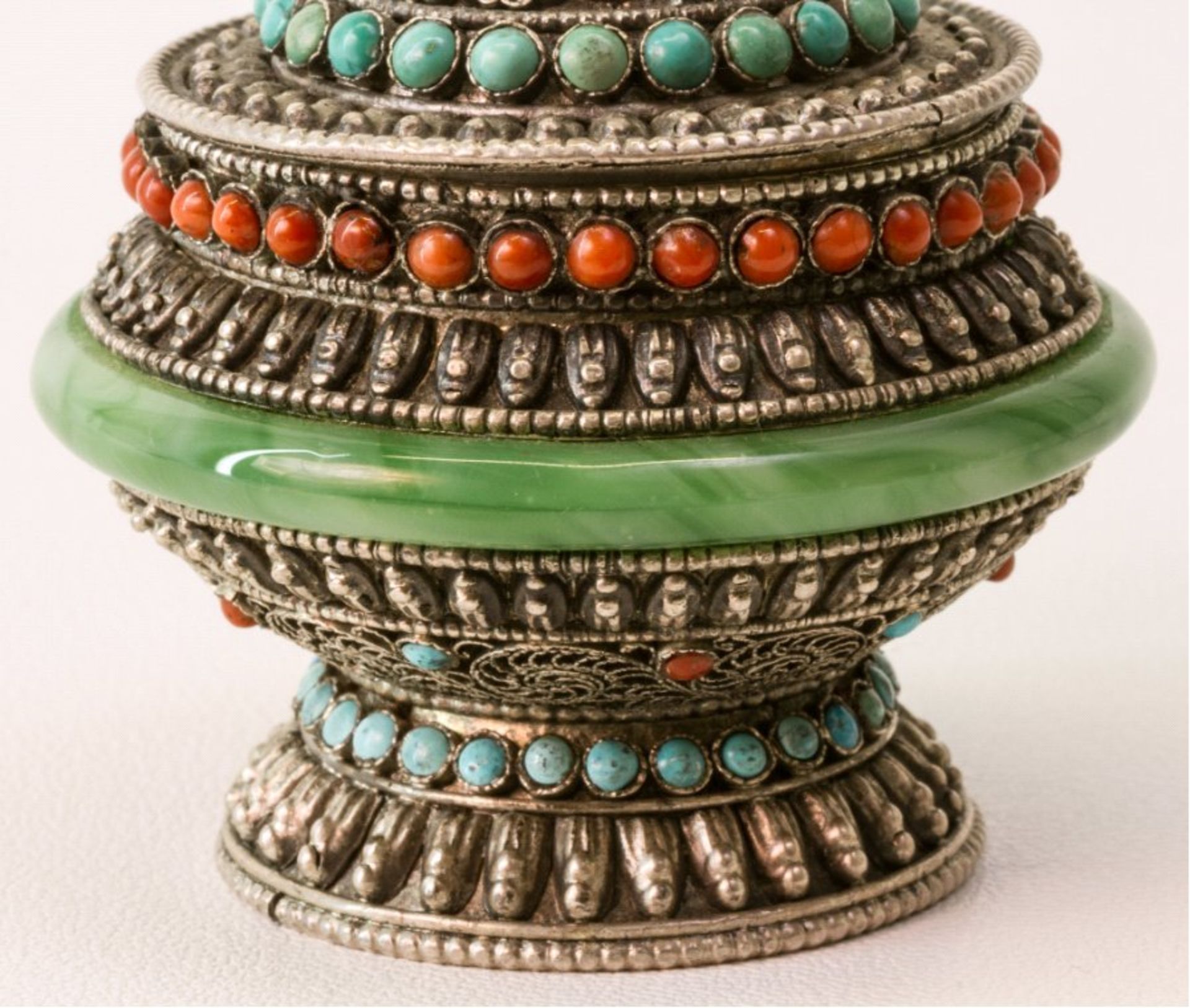 Tibet, Deckelgefäß aus SilberFiligran gearbeitet, verziert mit Türkisen, grüner Jade undroter - Image 2 of 5