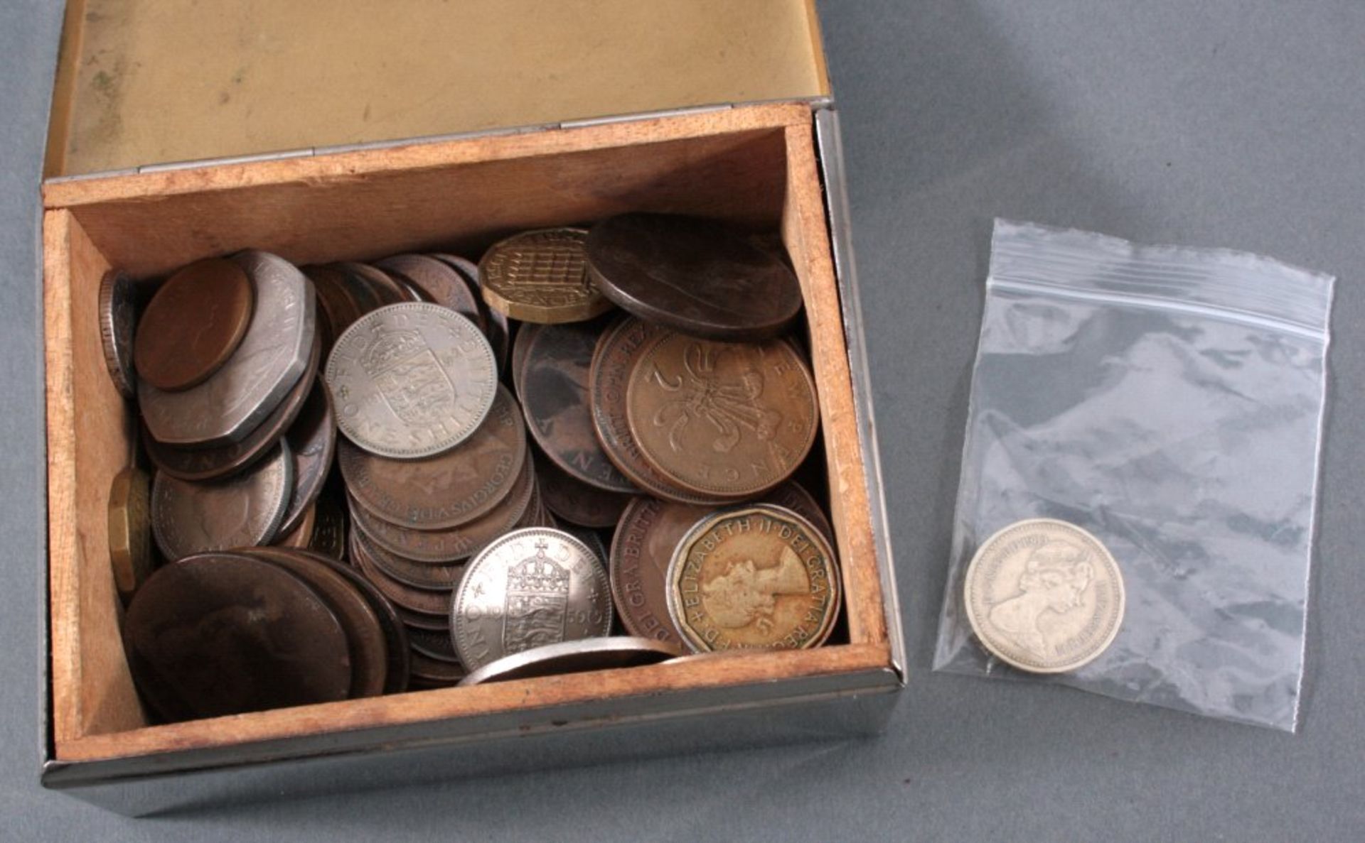 Großbritannien, Sammlung von KleinmünzenAus dem 19. und 20. Jahrhundert, kleine Blechschatulle