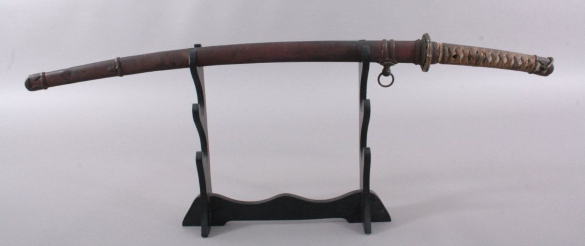 Samurai-Schwert, Katana um 1900Damastklinge, Holzgriff bezogen mit Rochenhaut, originalScheide aus