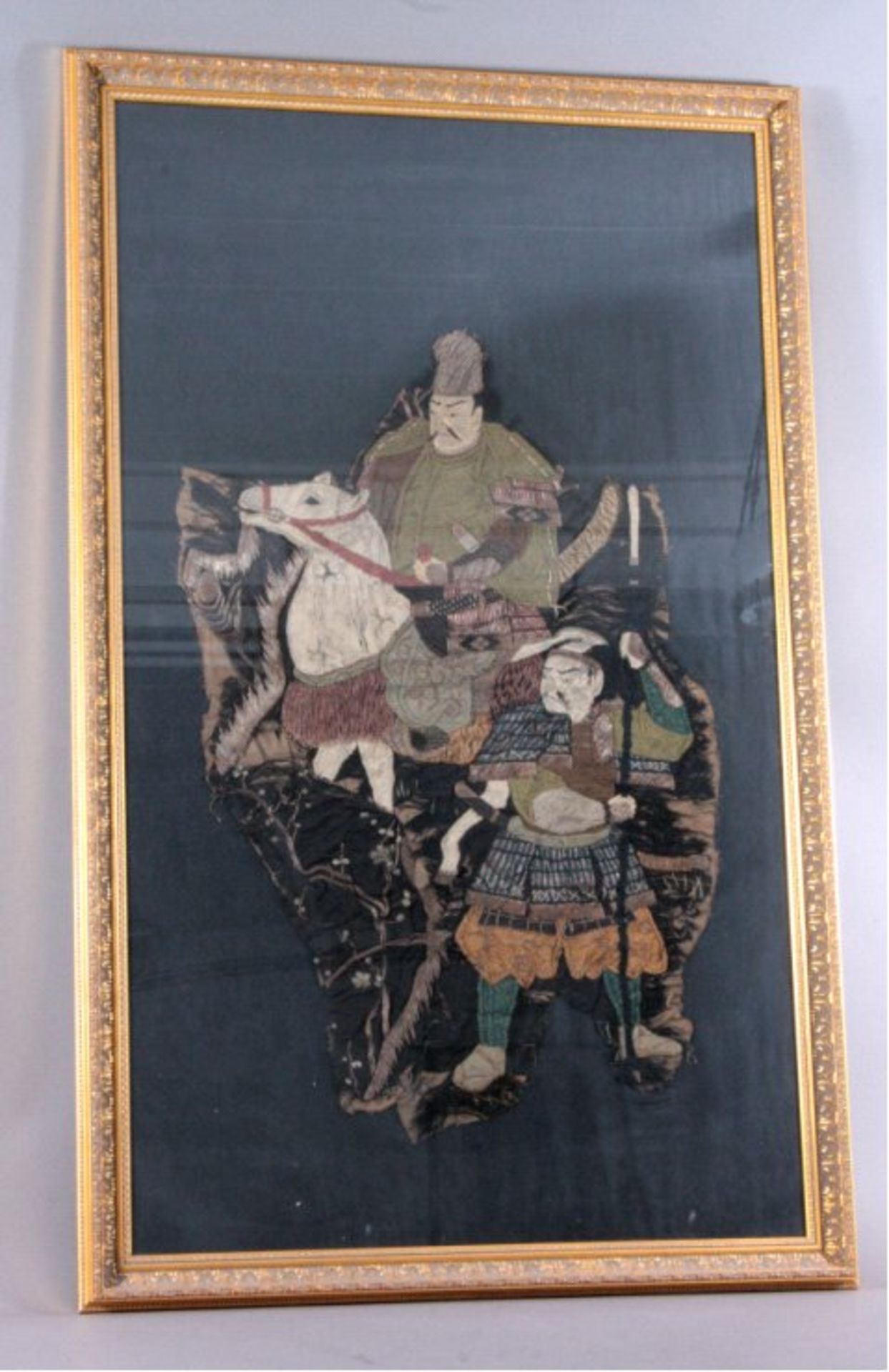 Samuraistickerei, Japan 18./19.aus Silber und Goldfäden auf Seide gestickt, MotivGeneral mit - Bild 2 aus 2