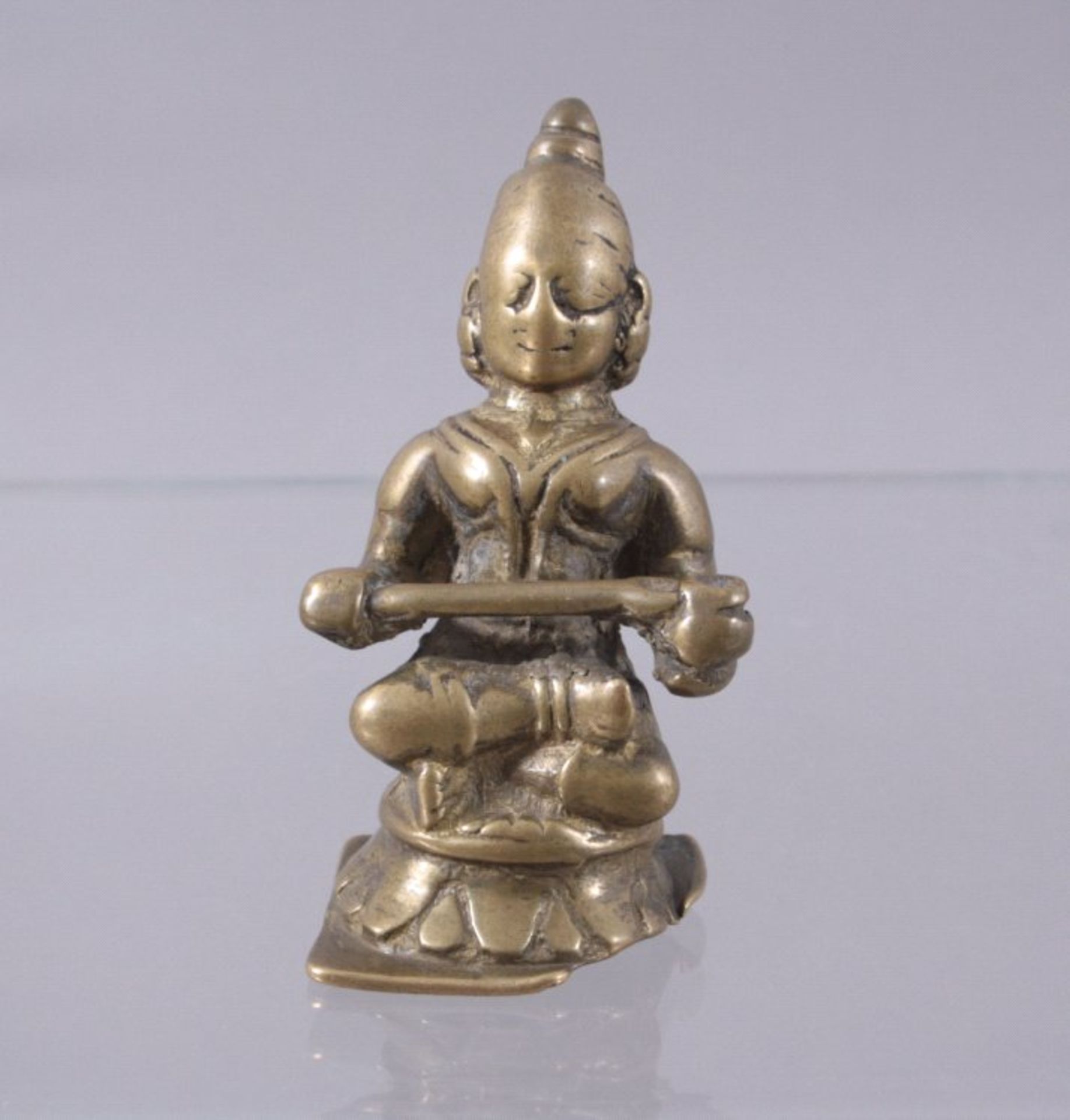 Bronzeskulptur, Indien 14./15. Jh.auf rundem Lotusthron sitzende Gottheit mit Zepter in derHand