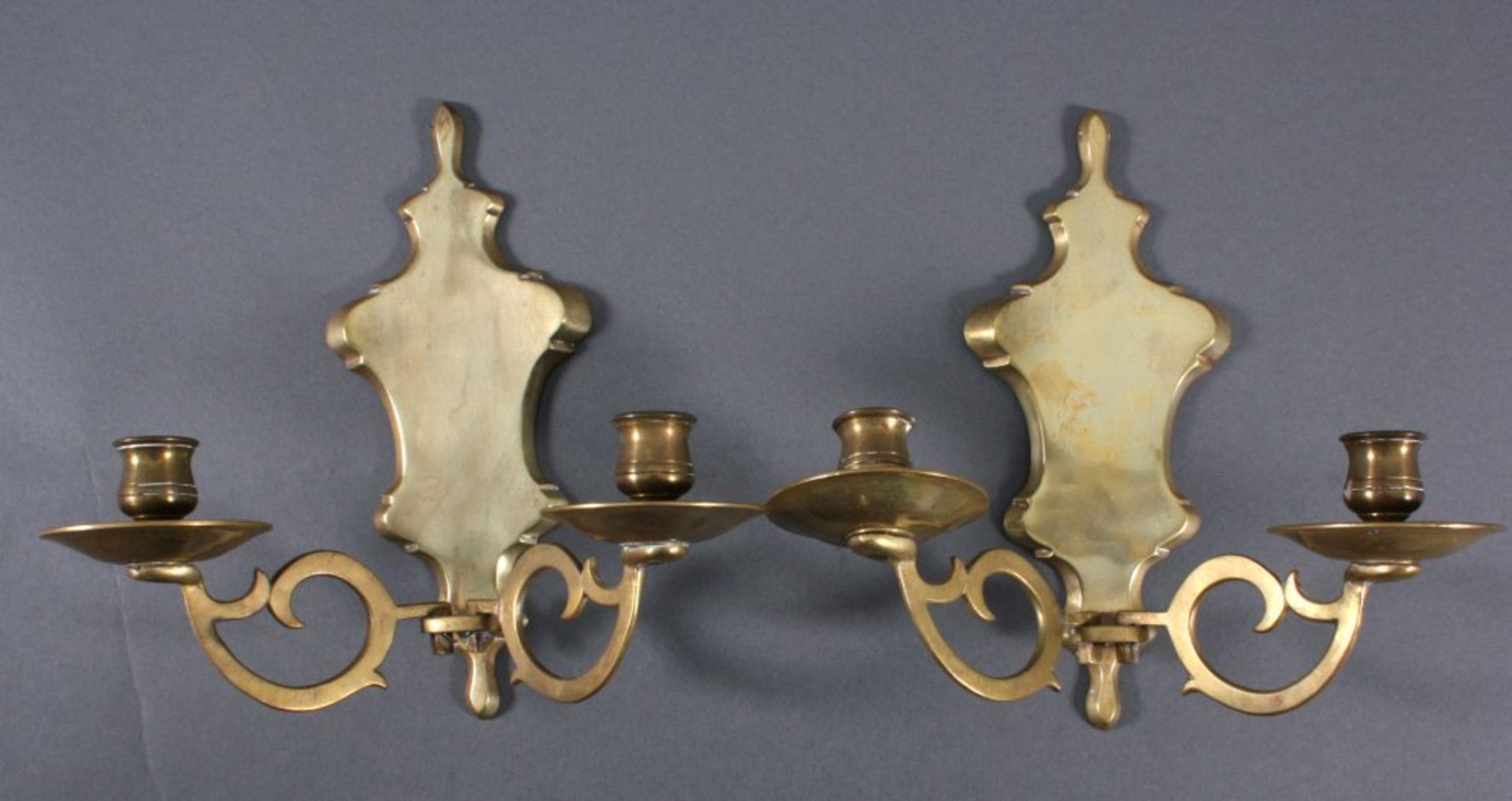 Paar Kerzenhalter um 19002-flammig, aus Messing gefertigt, ca. Höhe 25, Breite 27 cm