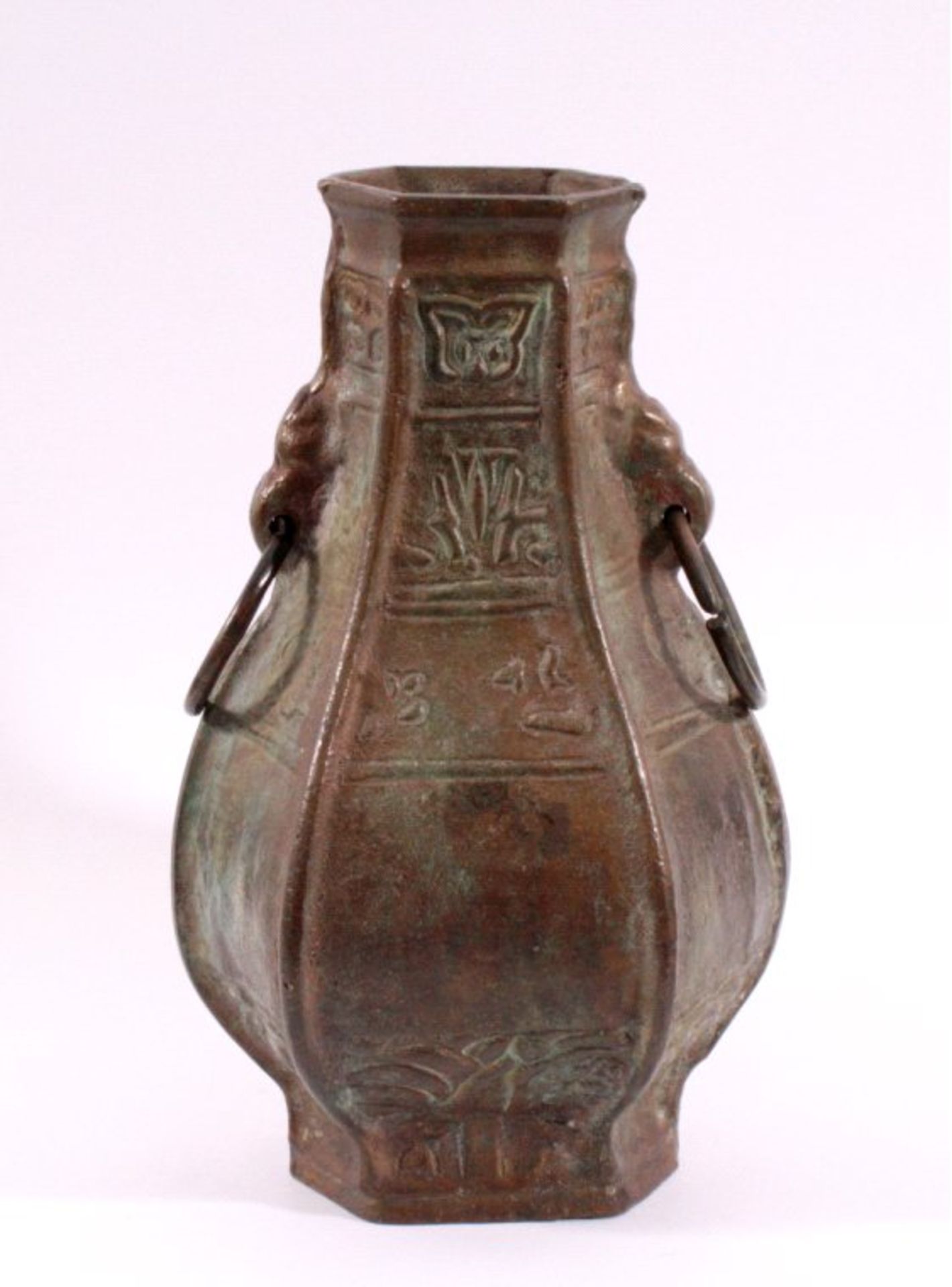 Bronze-Vase, ChinaOktogonale Form, gebaucht, seitliche Halteringe mit Öse inForm eines