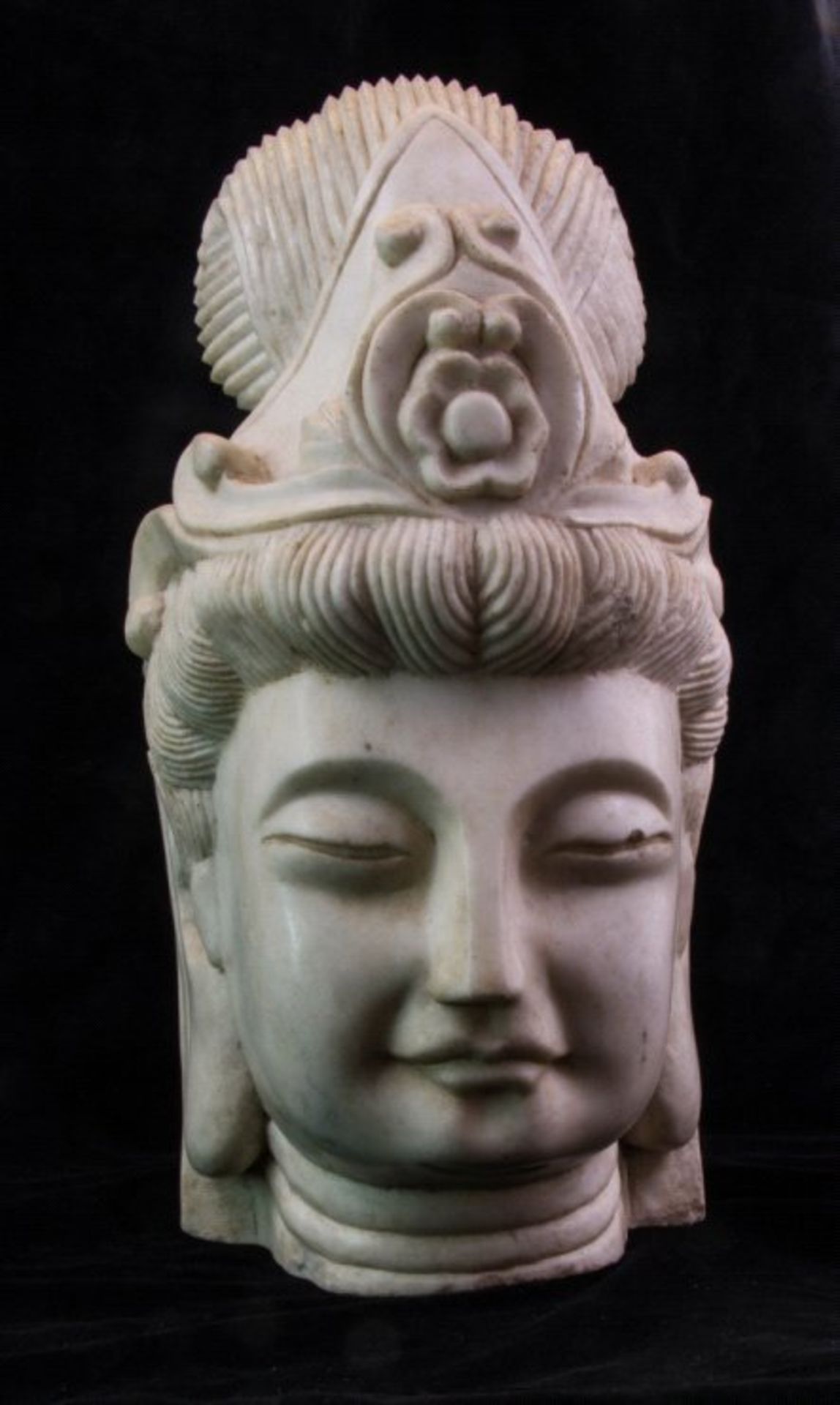 Kopf einer Guan Yin, China 19. Jh.Aus Alabaster gefertigt, kleiner Ausbruch am Auge,aufwendige