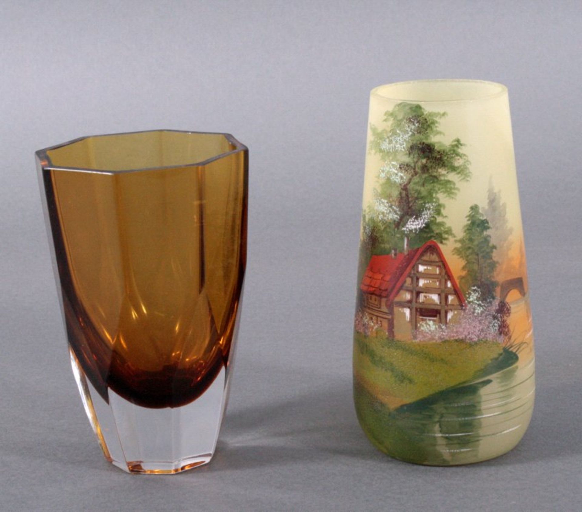 Zwei Glasvasen, um 1910 - 1930Milchglasvase, umlaufende polychrome Emaillebemalung,Landschaftsmotiv,