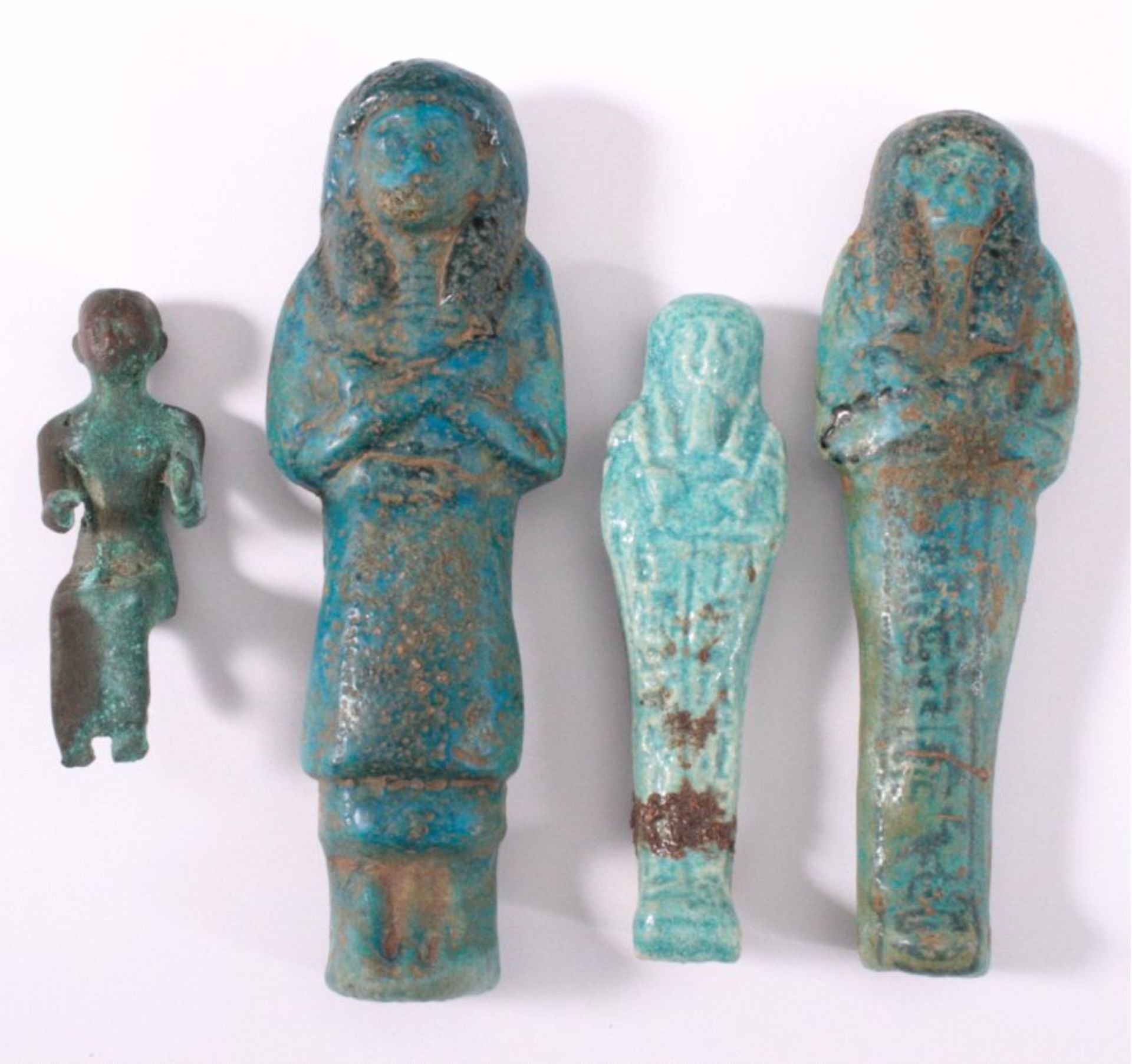 Konvolut Ägyptische Figuren1x aus Bronze mit grüner Verkrustung, ca. H. 8 cm.3x Shabti aus Ton mit
