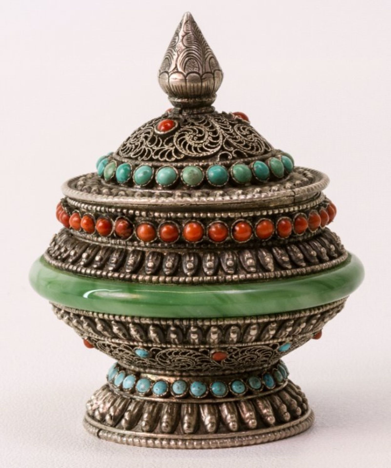 Tibet, Deckelgefäß aus SilberFiligran gearbeitet, verziert mit Türkisen, grüner Jade undroter