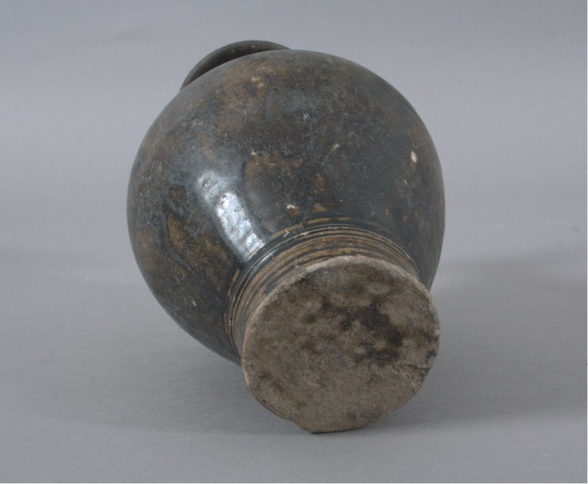 Balustervase, Angkor-Periode 12./13. JahrhundertKambodscha, Steinzeug mit dunkler Glasur, - Image 3 of 3