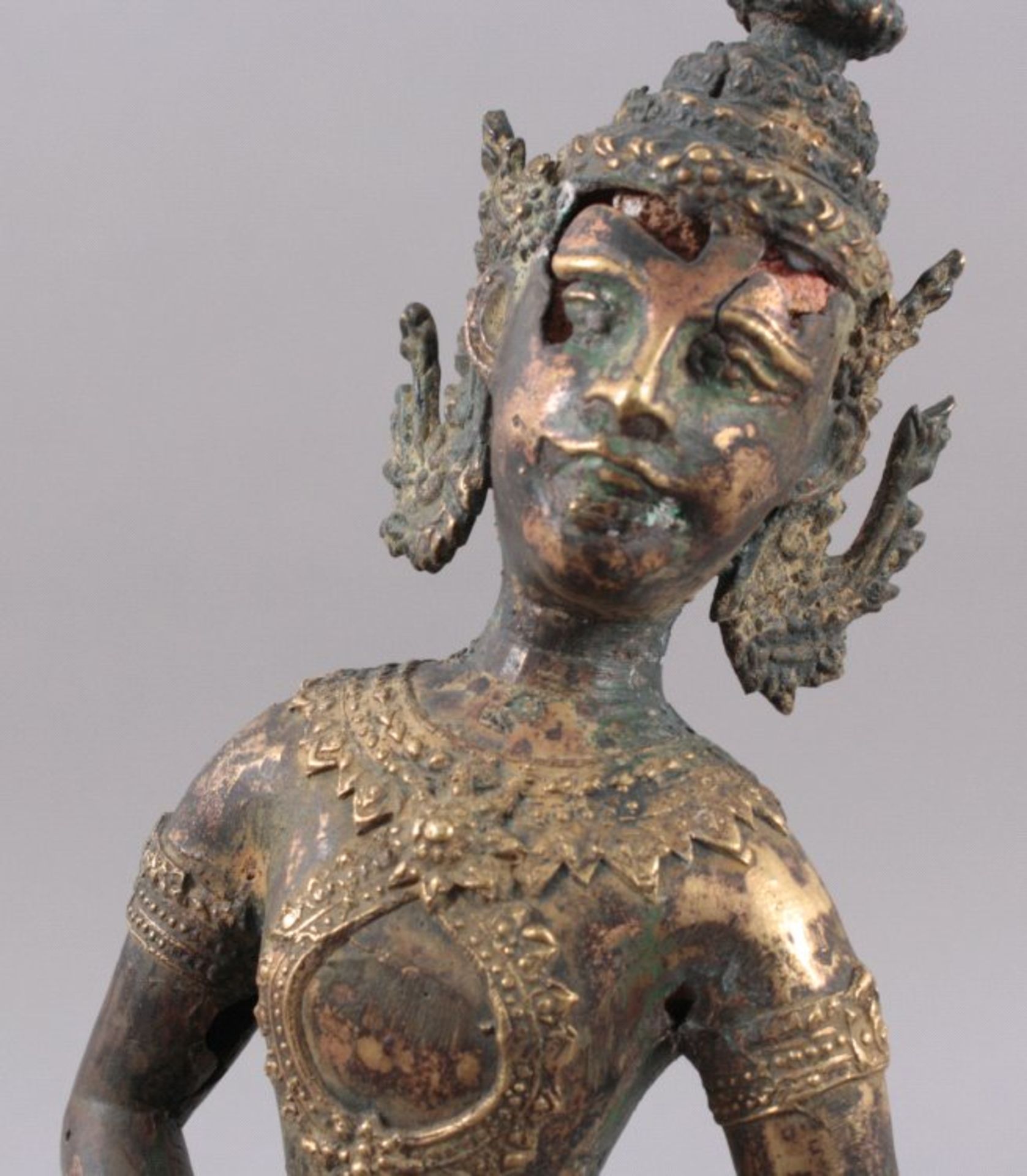 Tänzerin, Thailand 20. Jh.Bronzeskulptur auf viereckigem Holzsockel, mit Resten vonVergoldung, - Bild 3 aus 3