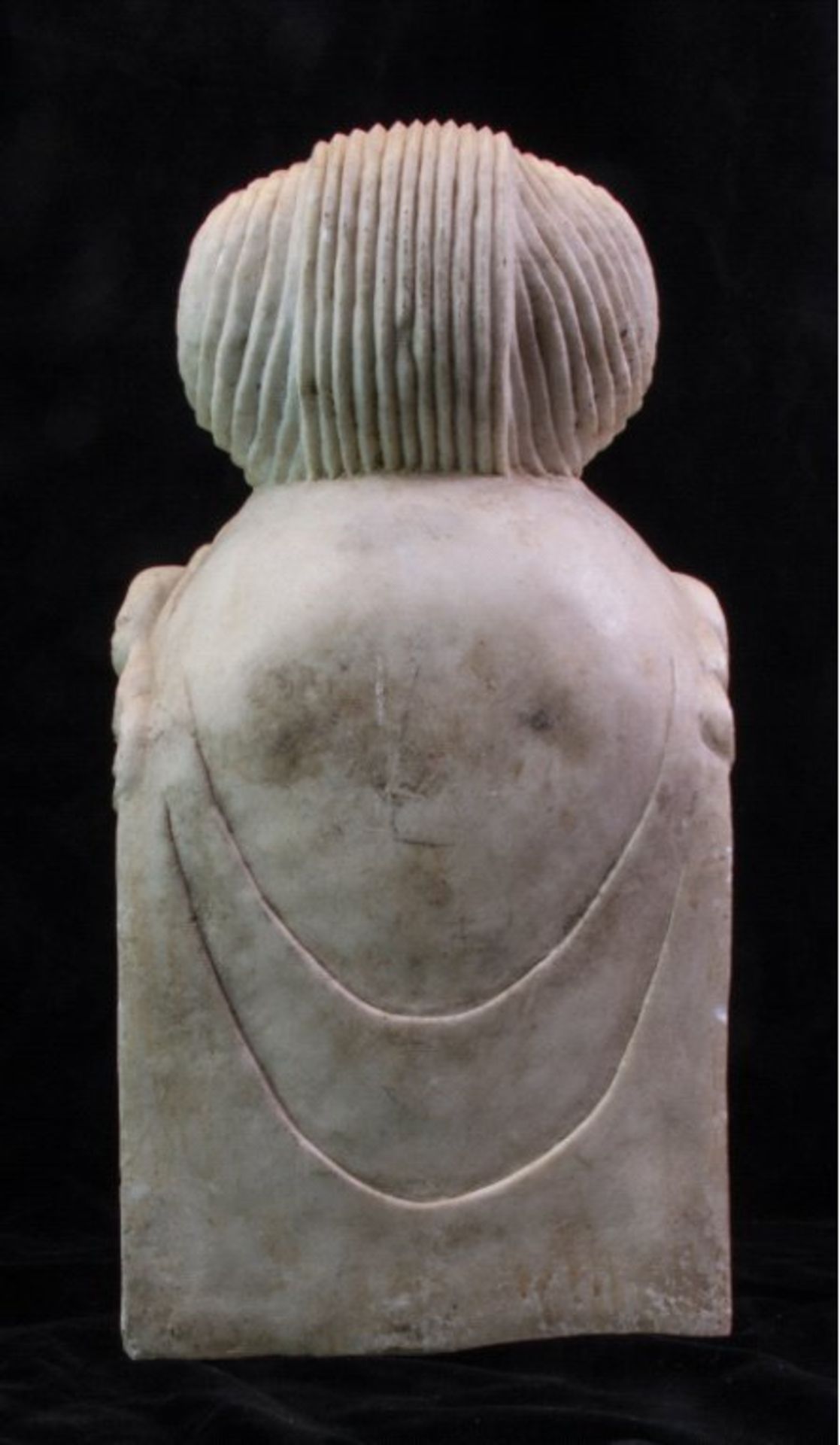 Kopf einer Guan Yin, China 19. Jh.Aus Alabaster gefertigt, kleiner Ausbruch am Auge,aufwendige - Image 3 of 3