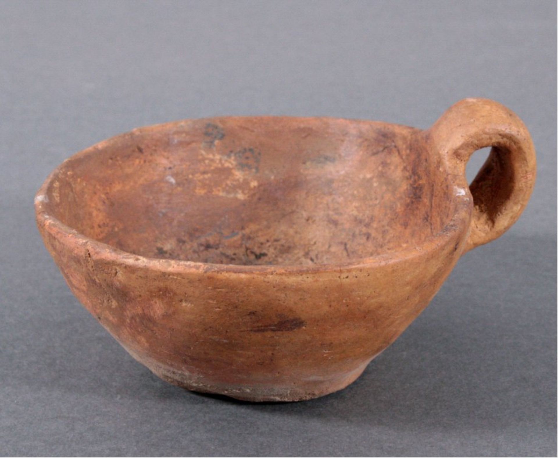 Omphalosschöpfer, Lausitzer Kultur - 900- 500 v.Chr.Bronzezeit, mit hohem Rand, aus rötlich-