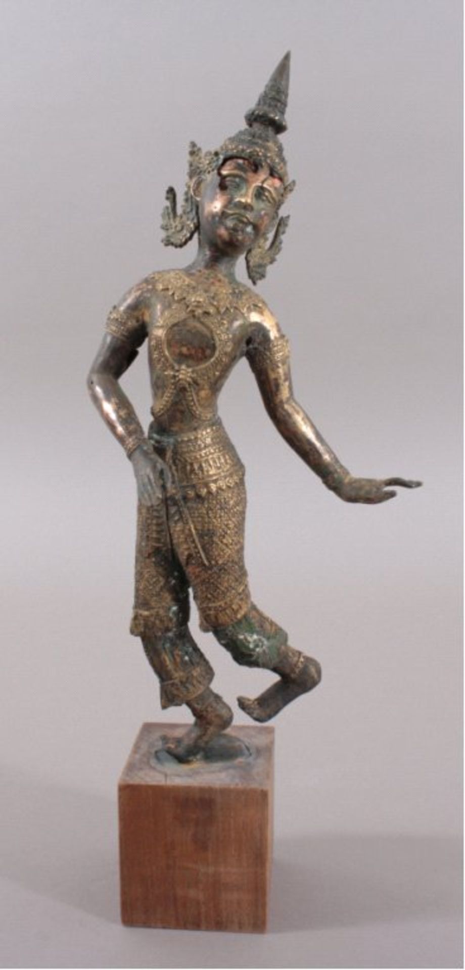 Tänzerin, Thailand 20. Jh.Bronzeskulptur auf viereckigem Holzsockel, mit Resten vonVergoldung,
