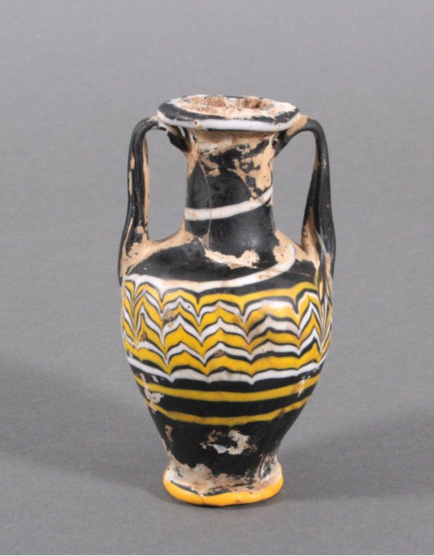 Amphorenvase, Griechenland 600 bis 500 v. Chr.Glasvase schwarzgrundig mit farbigen Einschmelzungen - Bild 2 aus 3