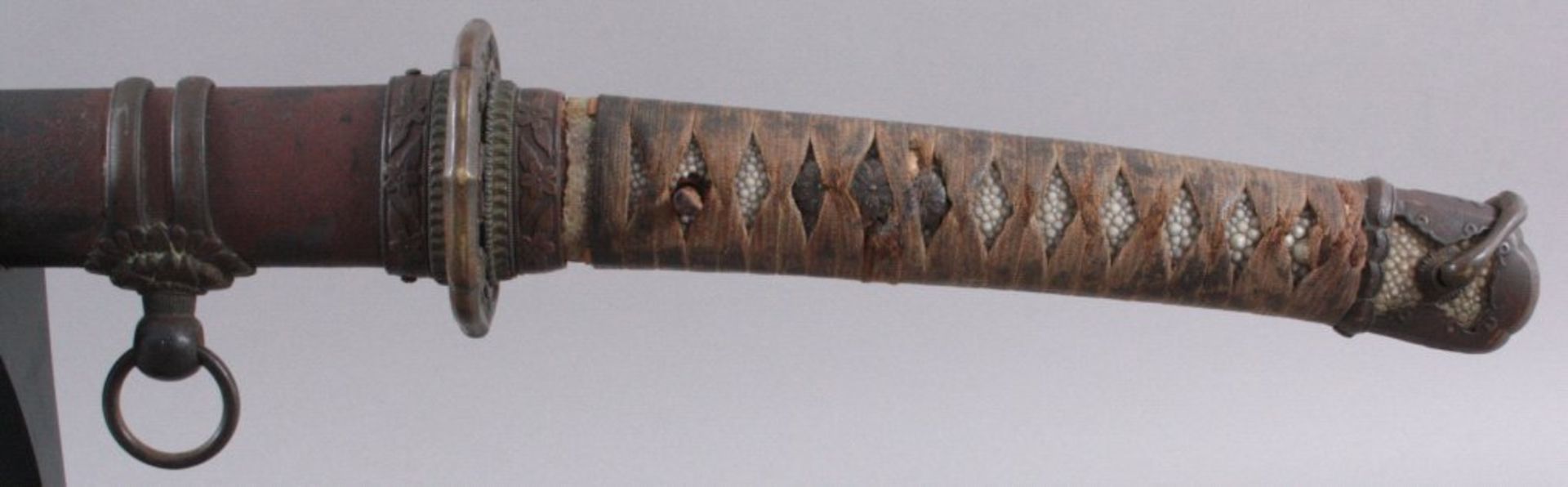 Samurai-Schwert, Katana um 1900Damastklinge, Holzgriff bezogen mit Rochenhaut, originalScheide aus - Bild 2 aus 6
