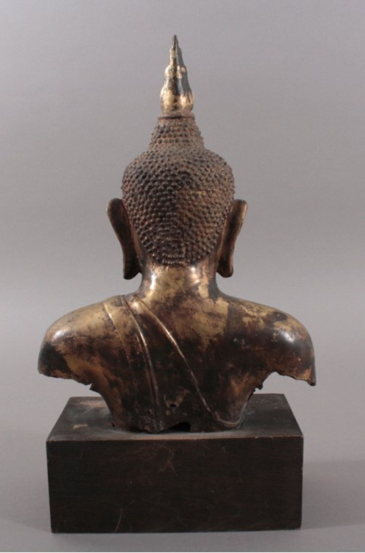 Buddha-Kopf, Thailand 1. Hälfte 20. Jh.Bronzeskulptur auf rechteckigem Holzsockel, ca. H-38 - Bild 2 aus 3