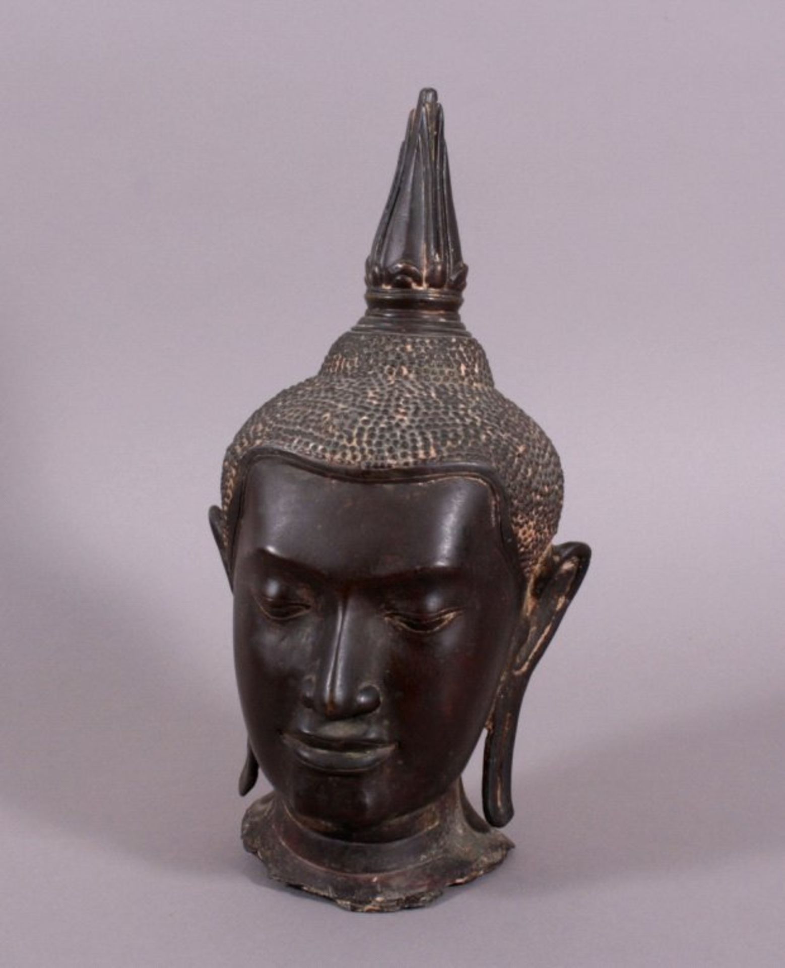 Buddhakopf aus Bronze Thailand 17./18. Jh.Sehr schöne und ausdrucksstarke Gesichtszüge,