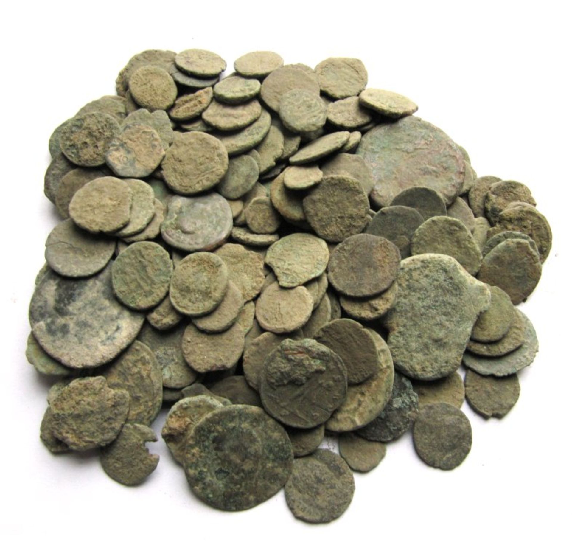 Römische Münzen, über 100 Stück. Fundmünzenungereinigt aus alter Sammlung