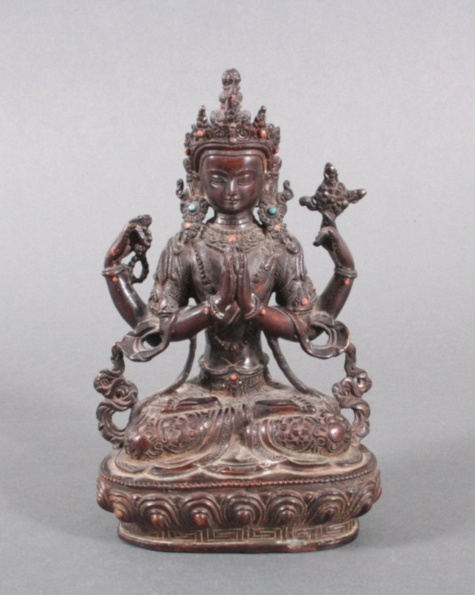 Bronze-Skulptur Avalokiteshvara, Tibet um 1900verlorene Form, Göttin mit 4 Armen im Schneidersitz