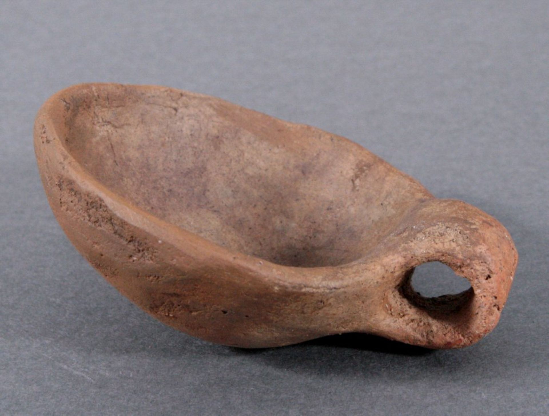 Kleiner Omphalosschöpfer, Lausitzer Kultur - 900- 500 v.Chr.Bronzezeit, aus braunem Ton, mit