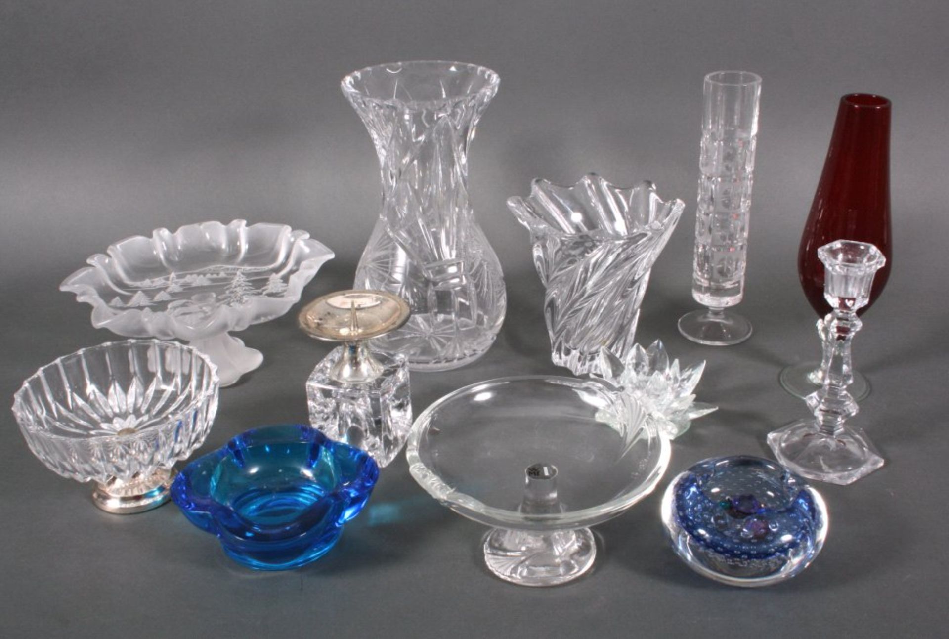 Glas/Kristall Konvolut, 12-TeiligFarbloses,reich geschliffenes Kristall. Verschiedene Formenund