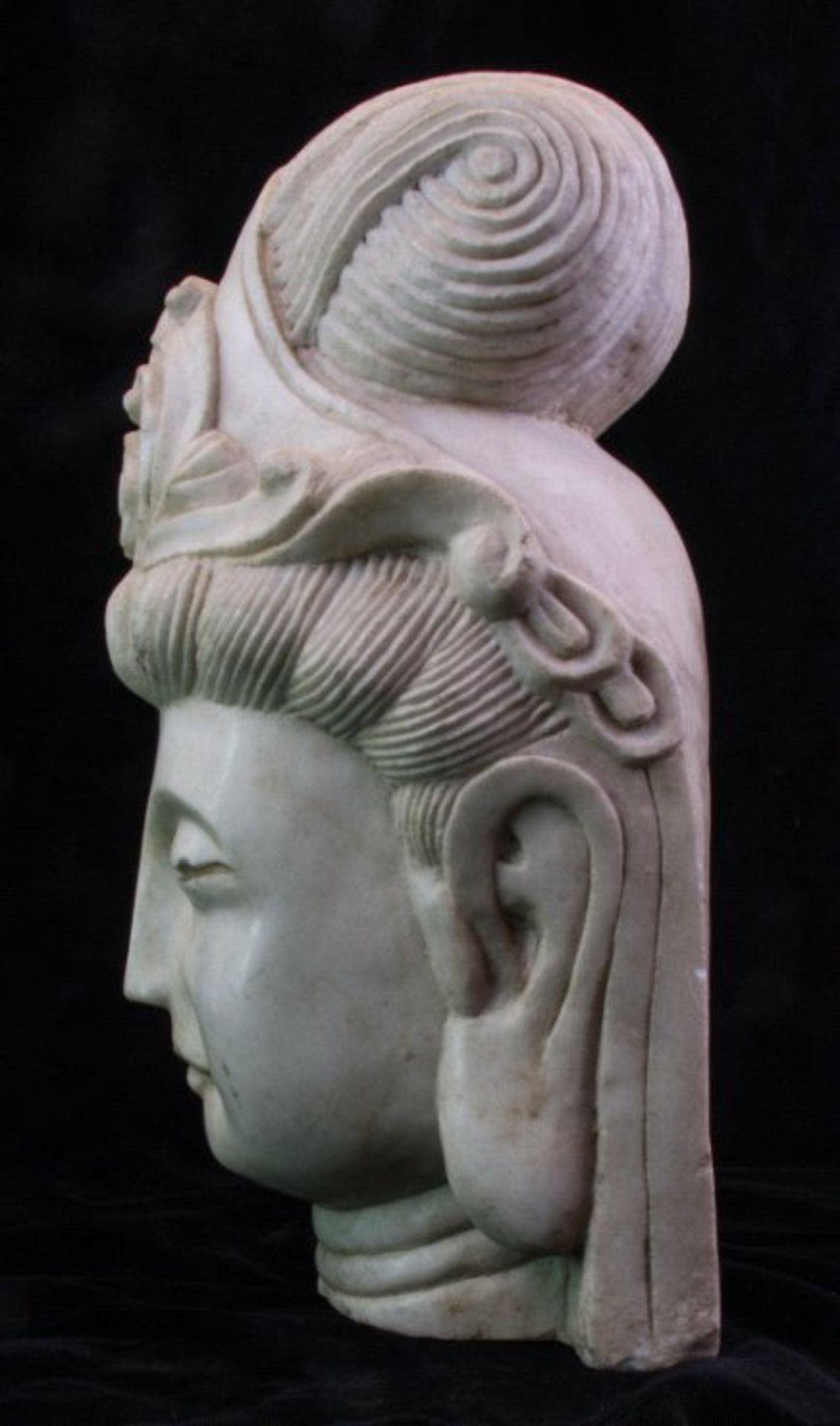 Kopf einer Guan Yin, China 19. Jh.Aus Alabaster gefertigt, kleiner Ausbruch am Auge,aufwendige - Bild 2 aus 3