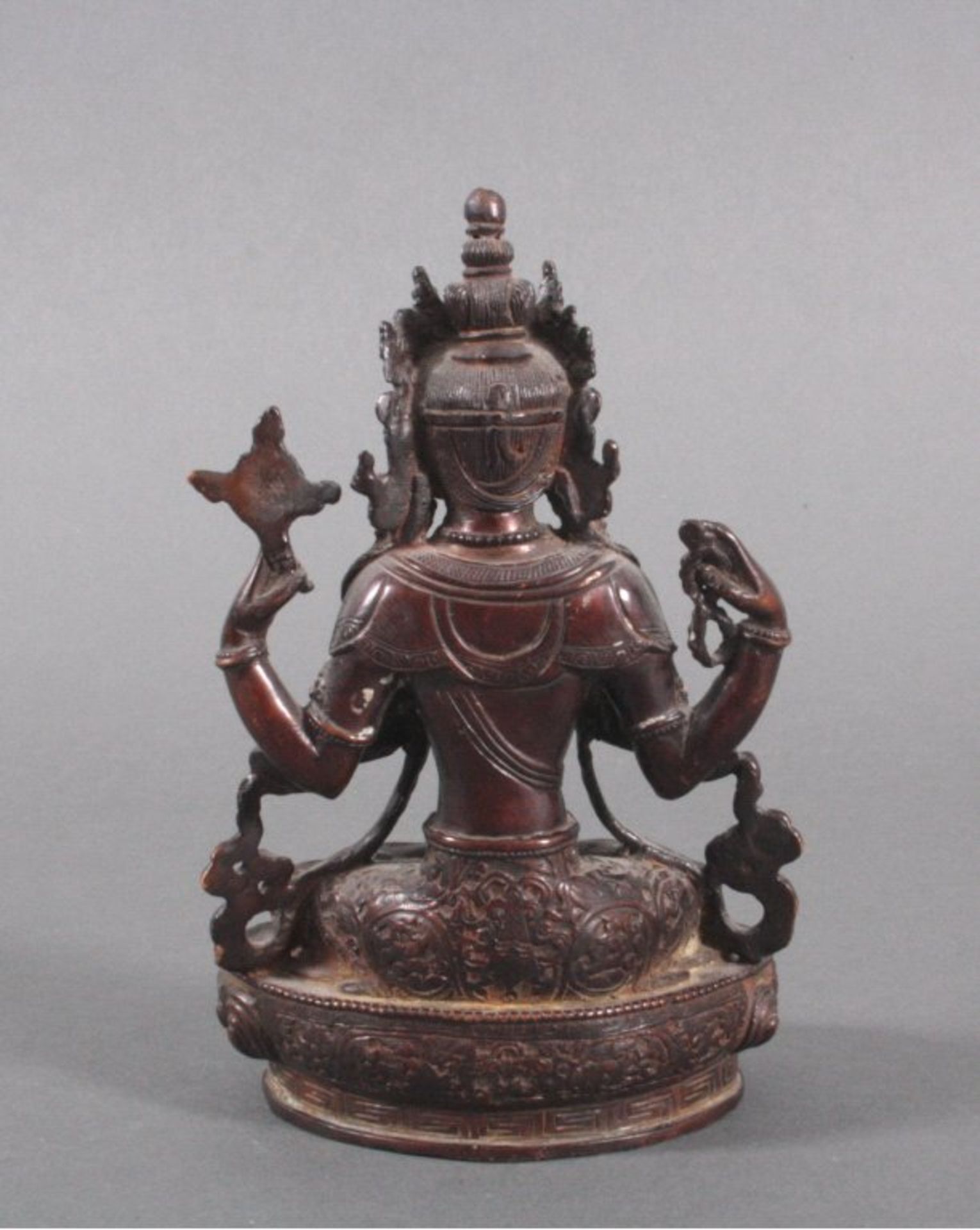 Bronze-Skulptur Avalokiteshvara, Tibet um 1900verlorene Form, Göttin mit 4 Armen im Schneidersitz - Bild 2 aus 3