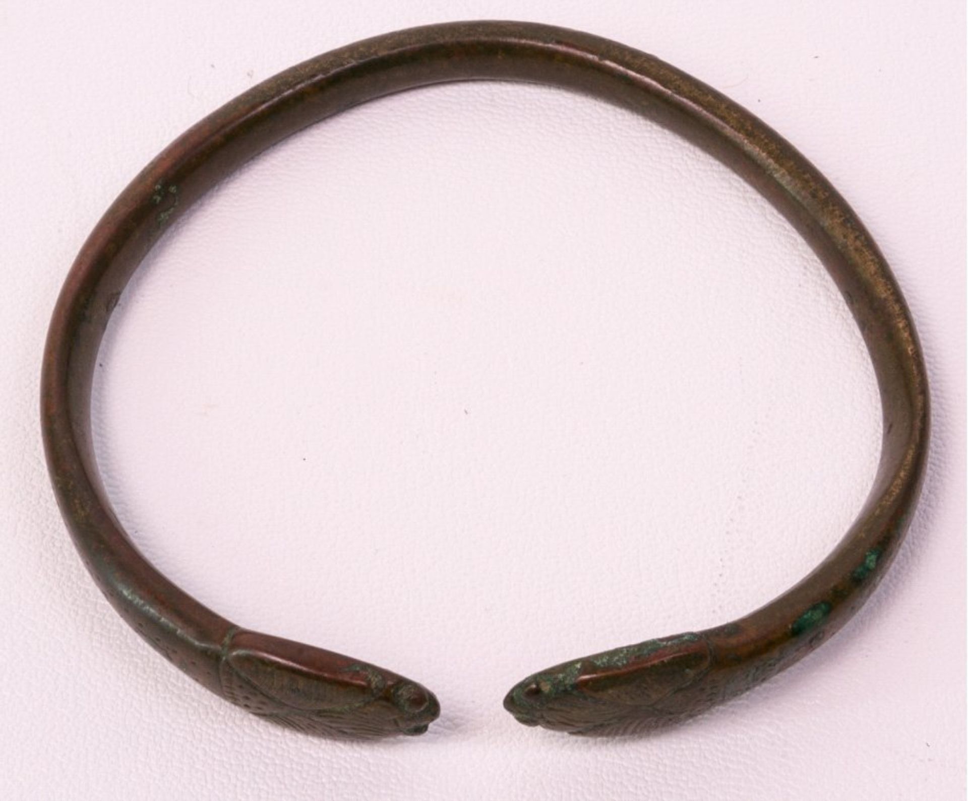Armreif, Römisch/Keltisch ca. 300 v. Chr.Bronze, verziert mit 2 Kobraköpfen, schöne Patina,