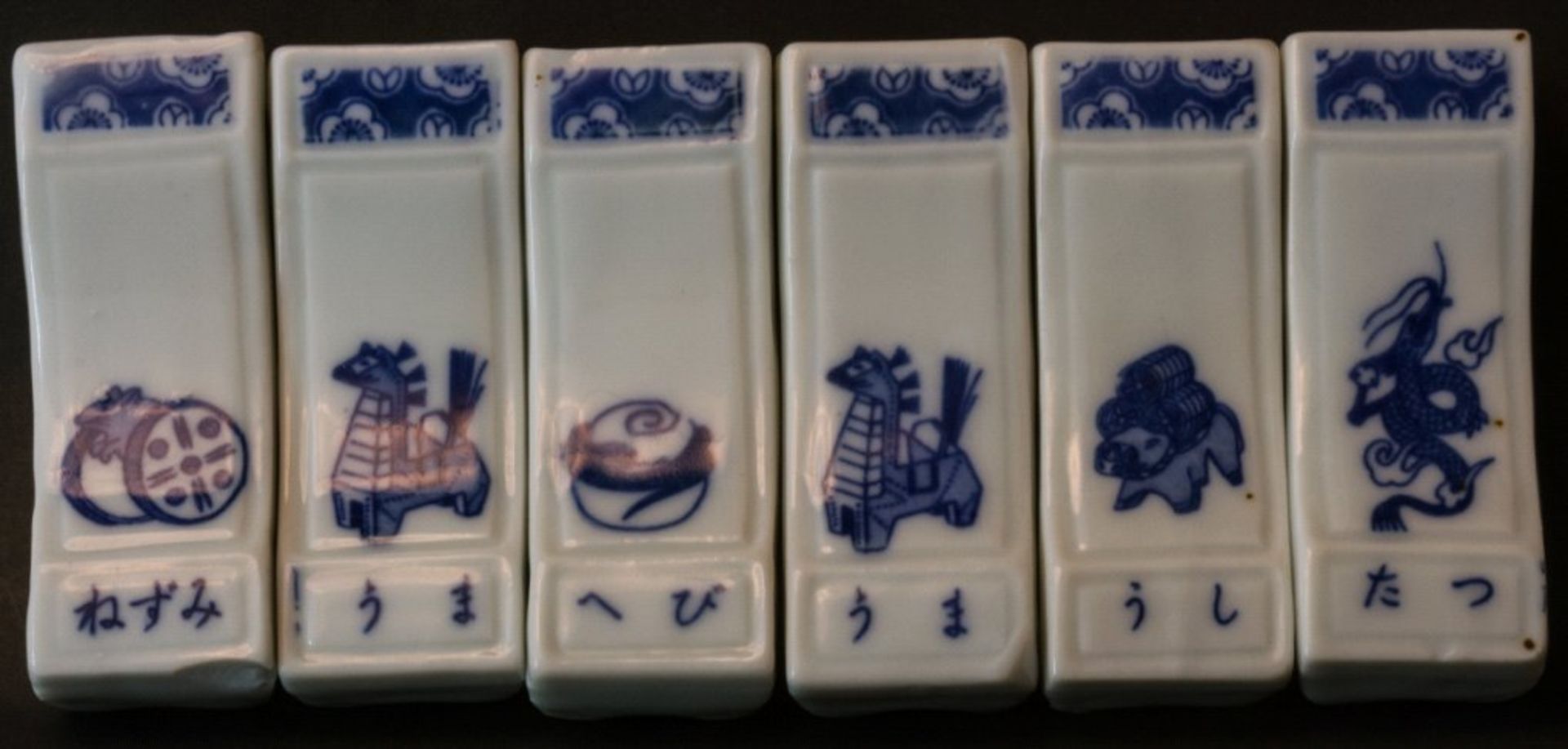 China, Messerbänkchen aus Porzellanblau dekoriert, auf der Rückseite signiert, L-6,5, B-2,5 cm